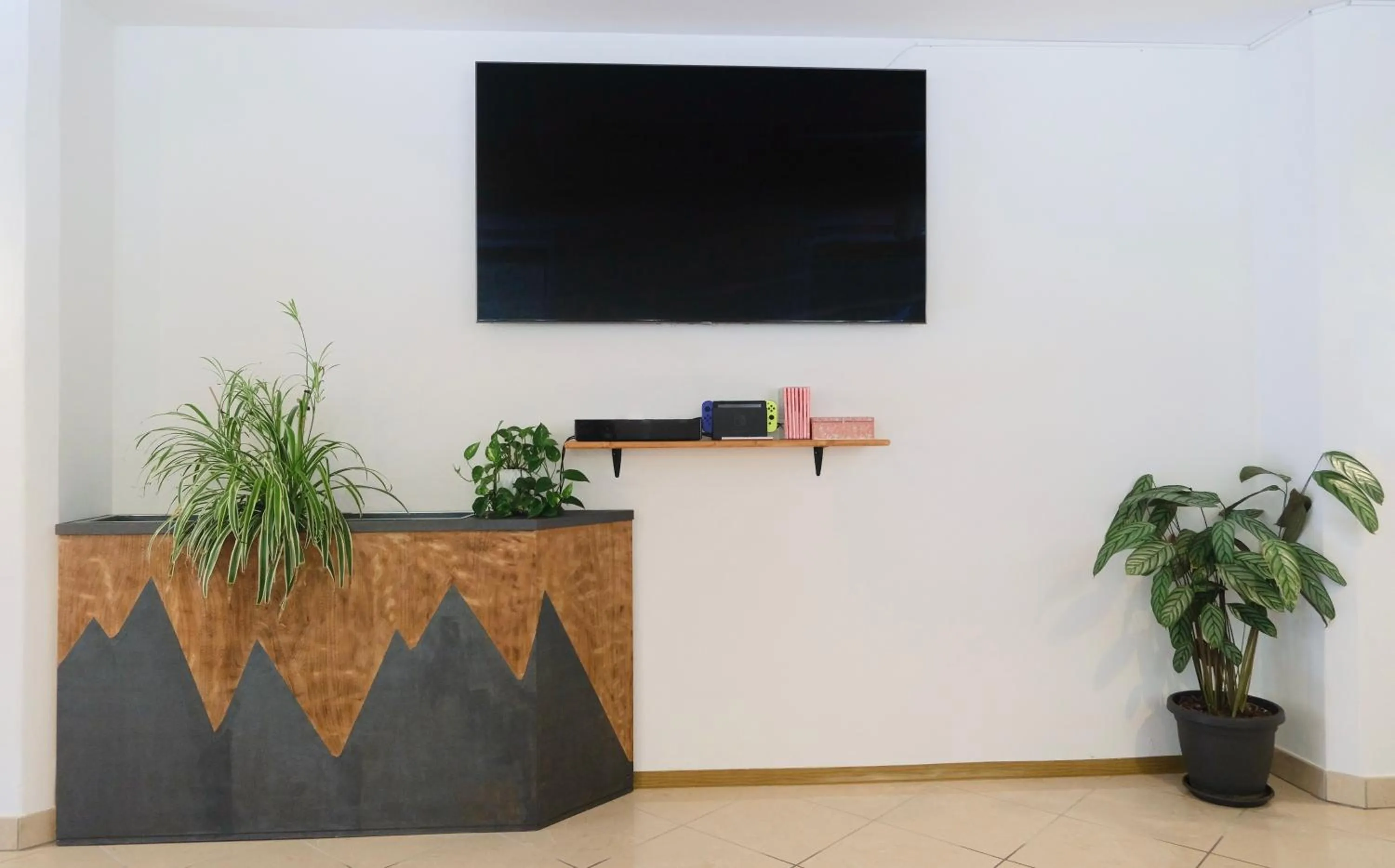 Communal lounge/ TV room in Flos Hotel