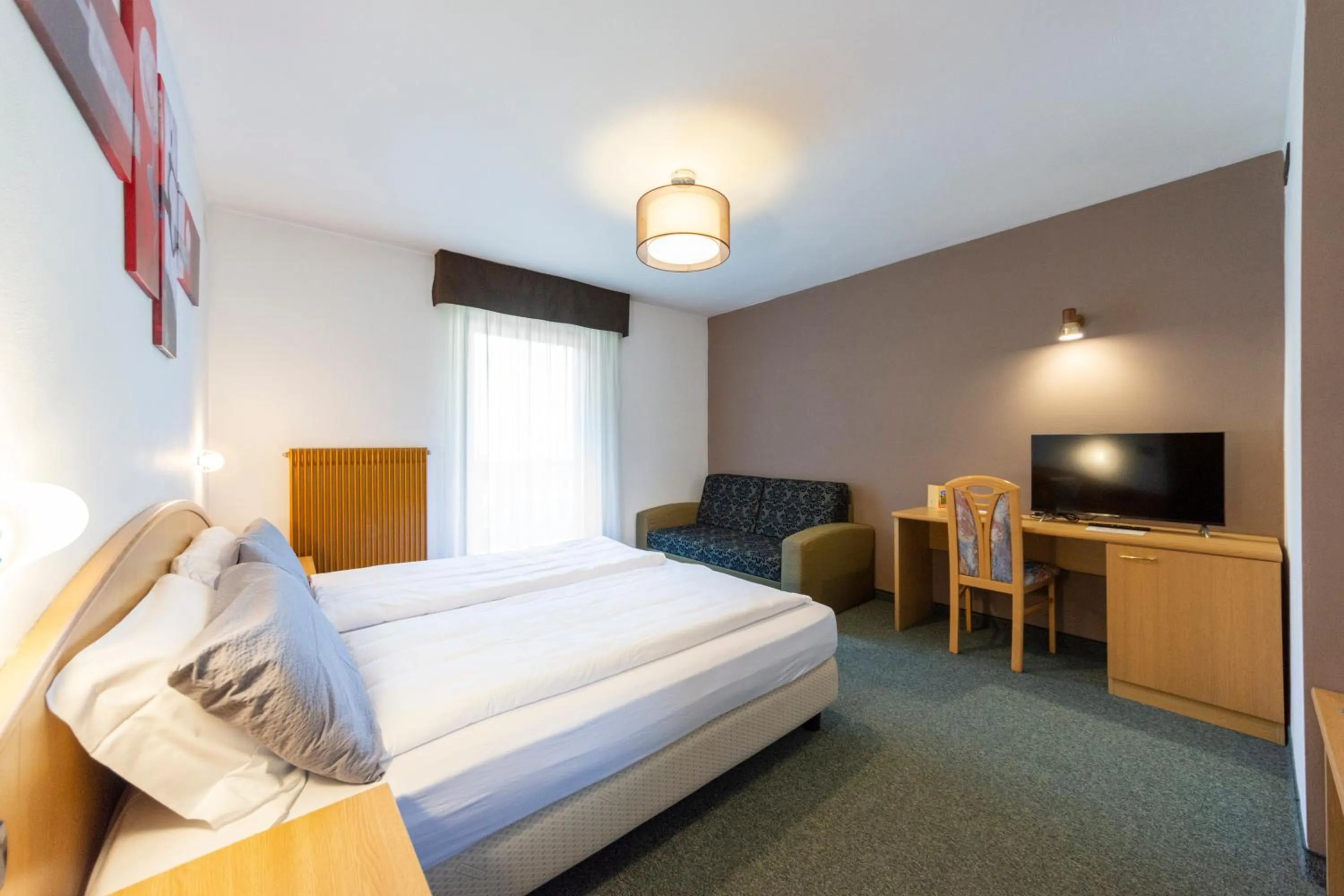 Bedroom, Bed in Flos Hotel