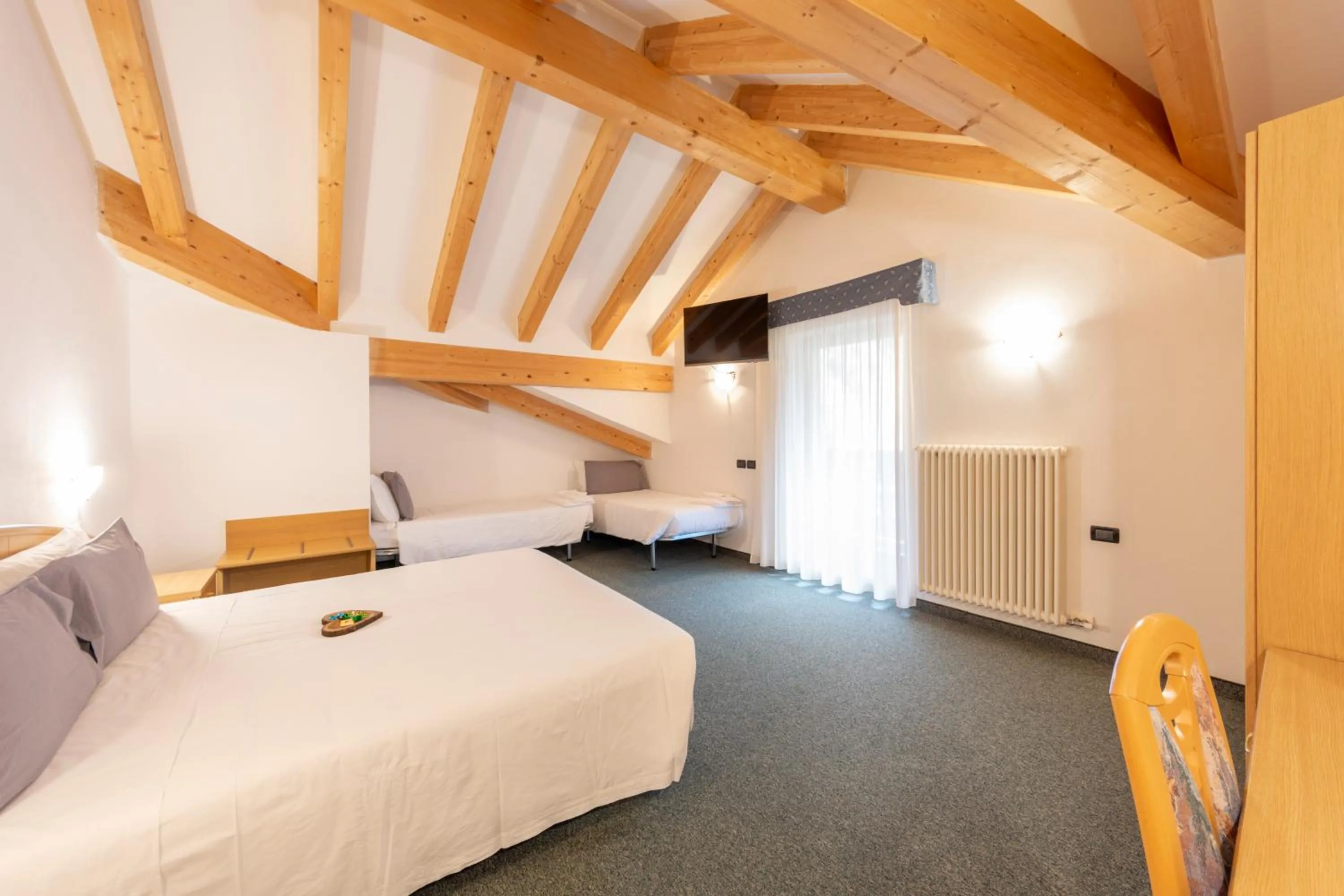 Photo of the whole room, Bed in Flos Hotel