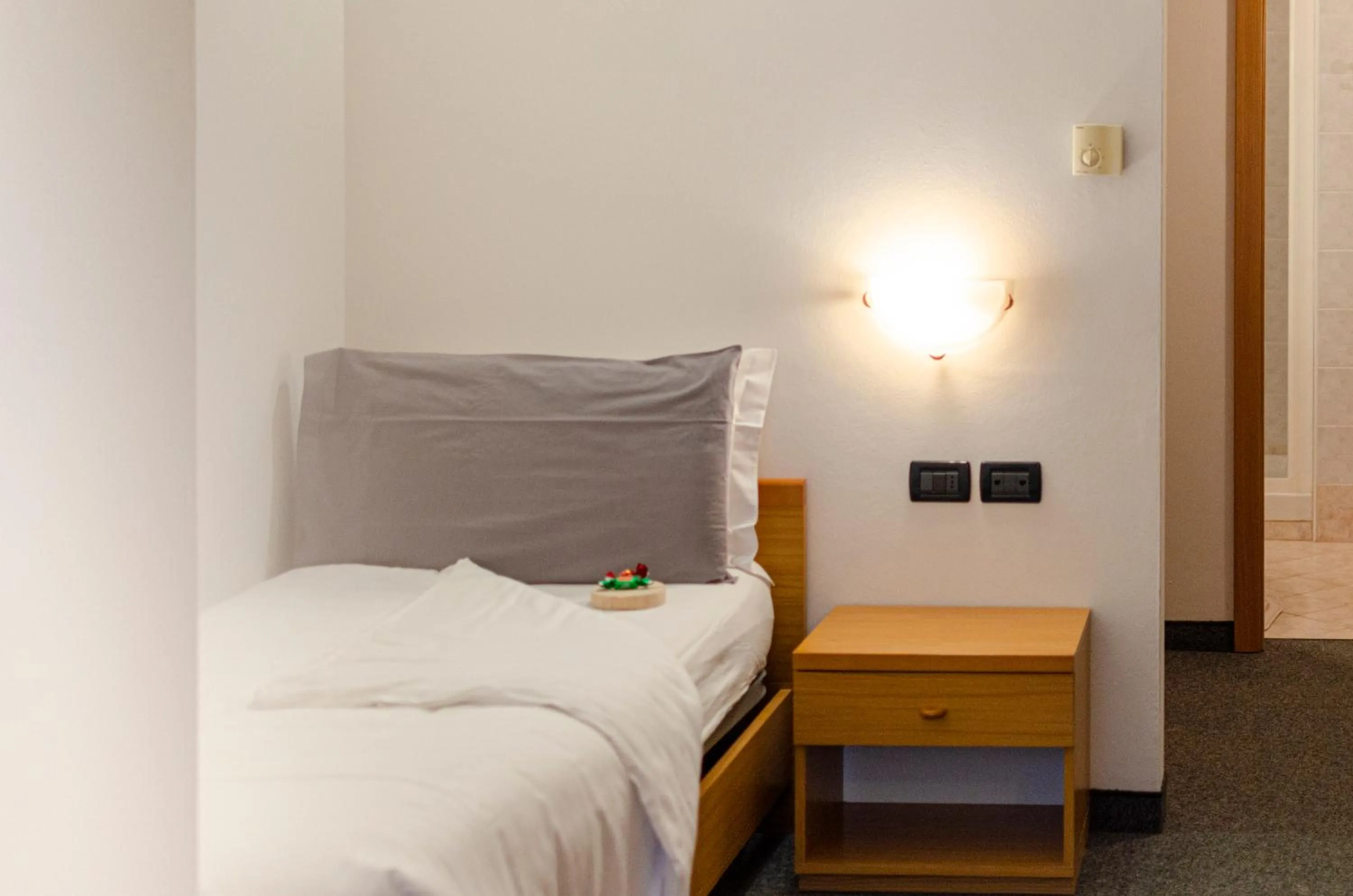 Bedroom, Bed in Flos Hotel