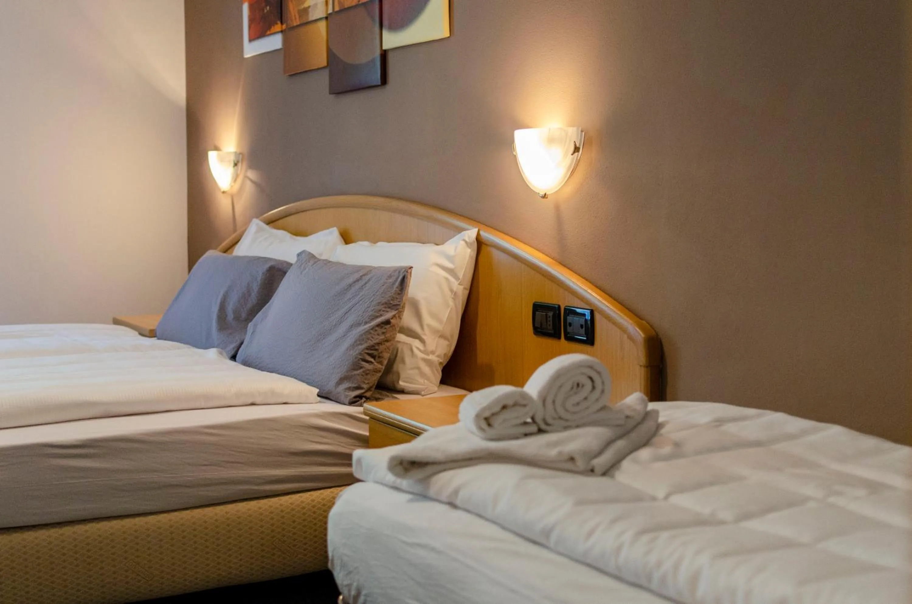 Bedroom, Bed in Flos Hotel