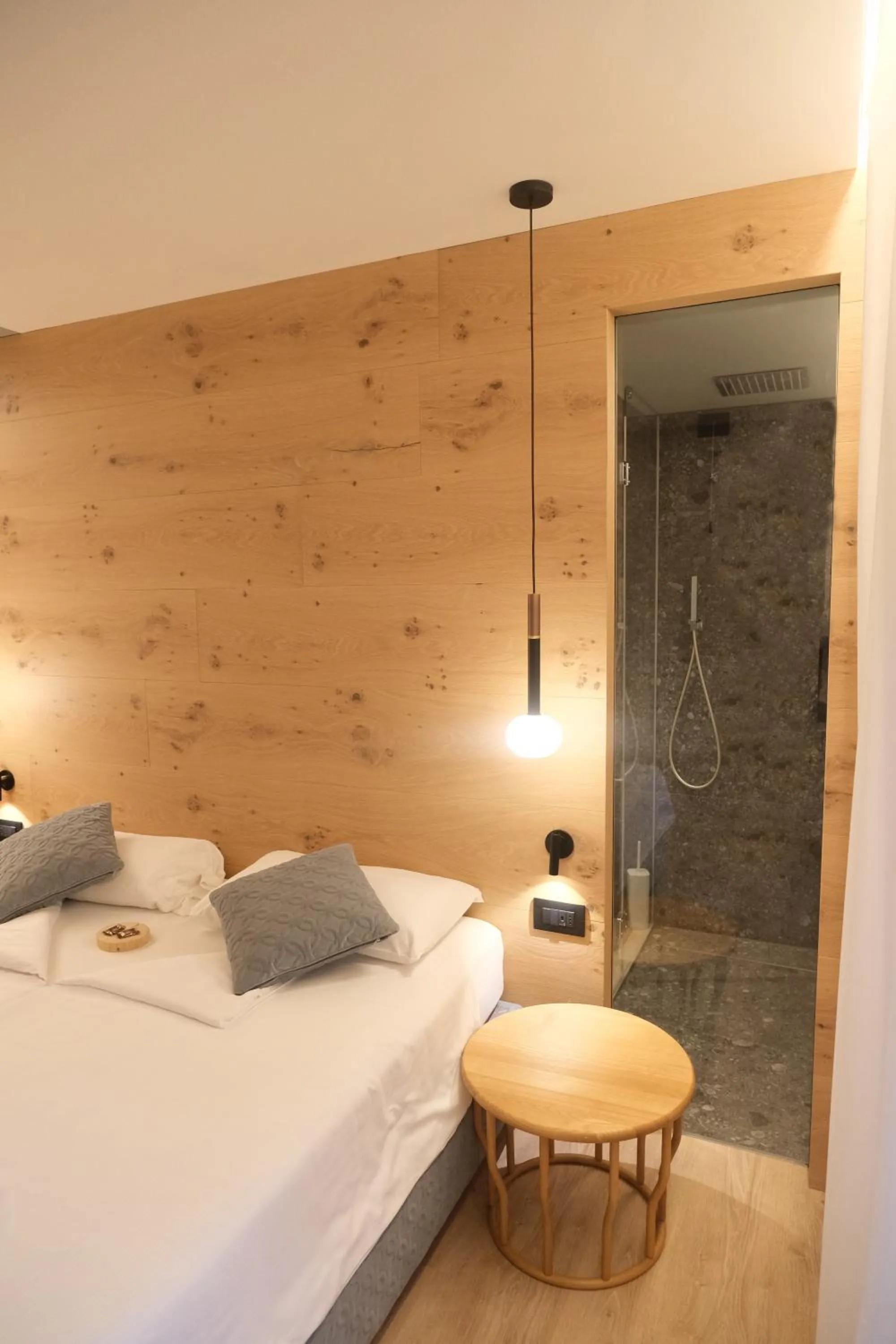 Bedroom, Bed in Flos Hotel