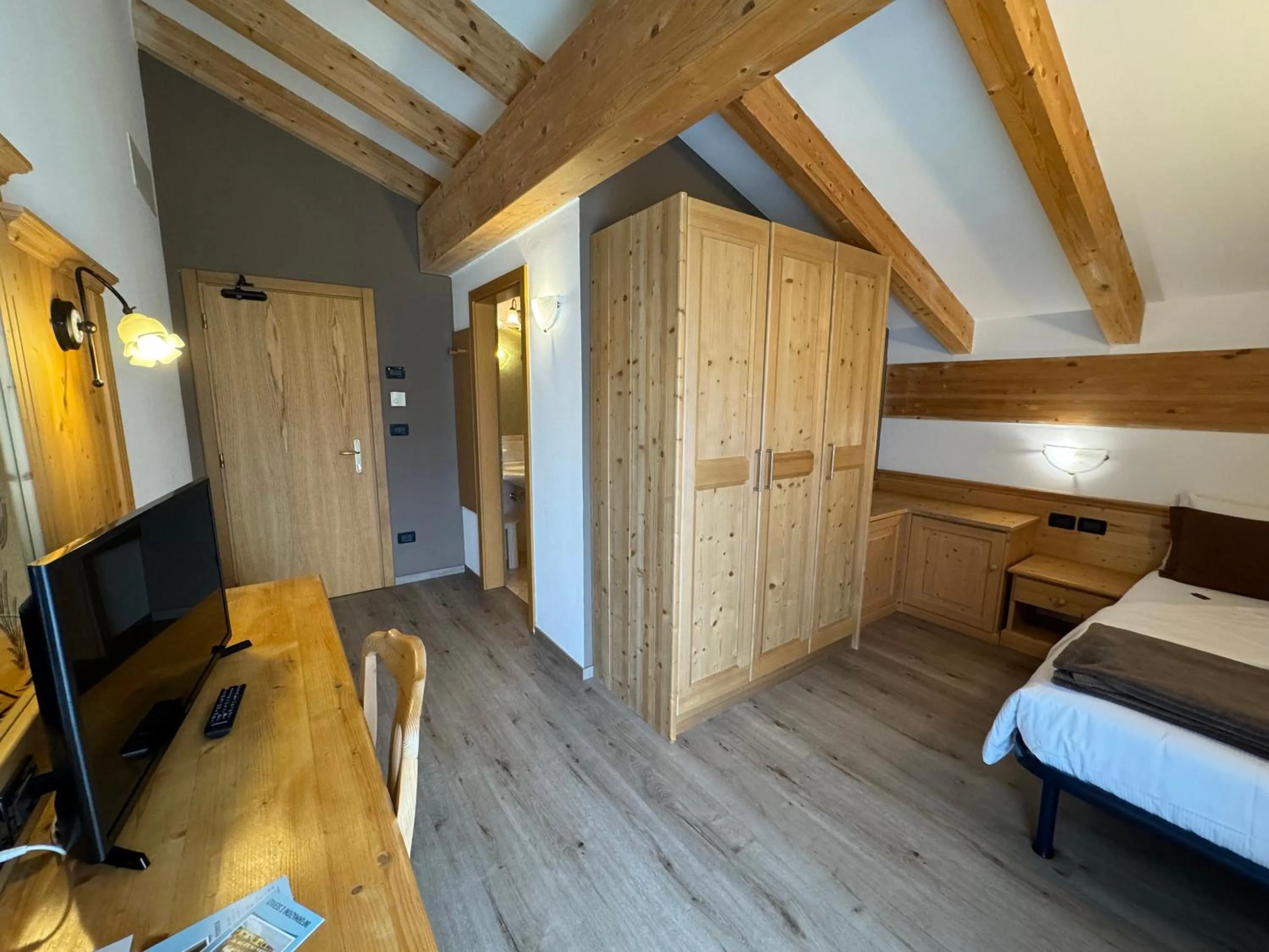 Bedroom, Bed in Flos Hotel