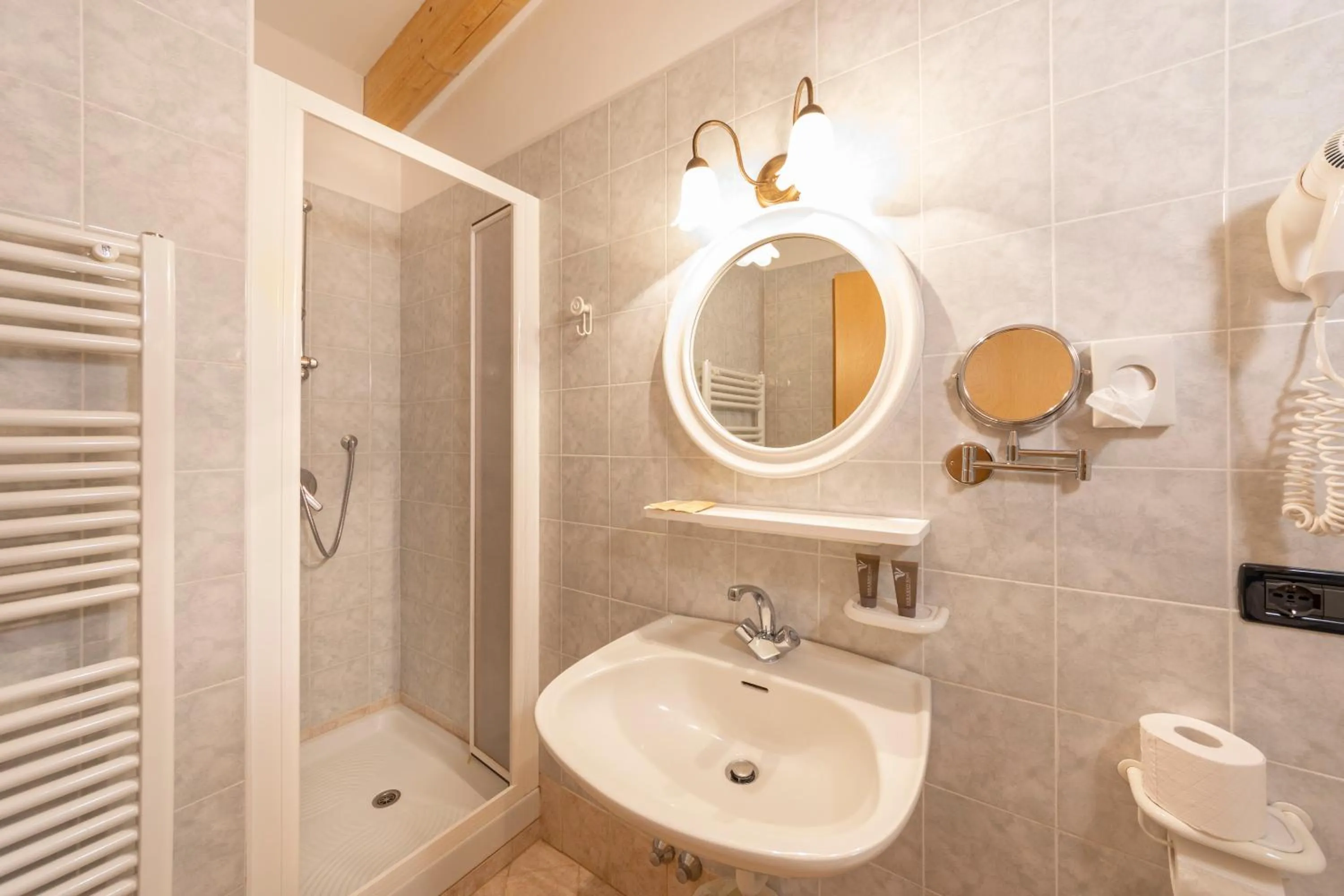 Bathroom in Flos Hotel