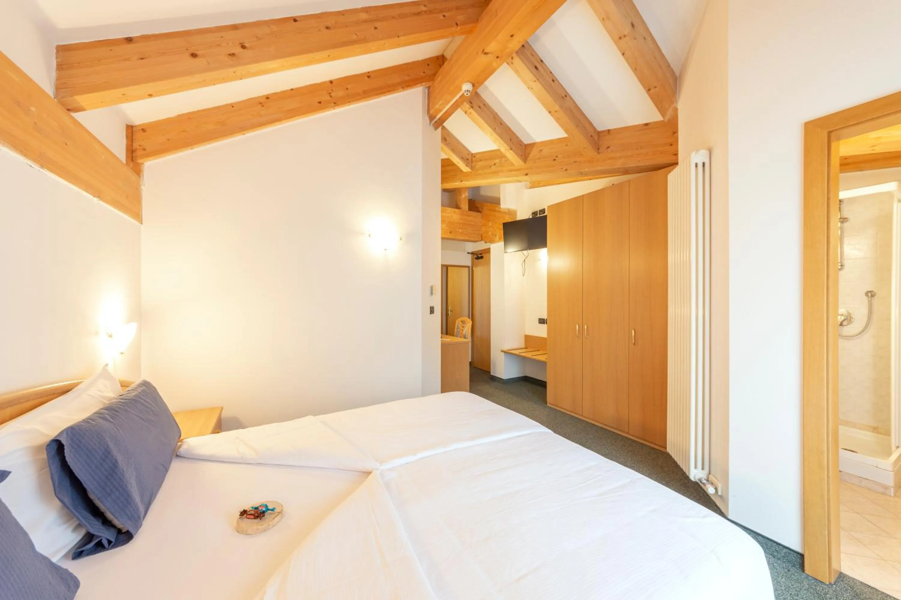 Bedroom, Bed in Flos Hotel