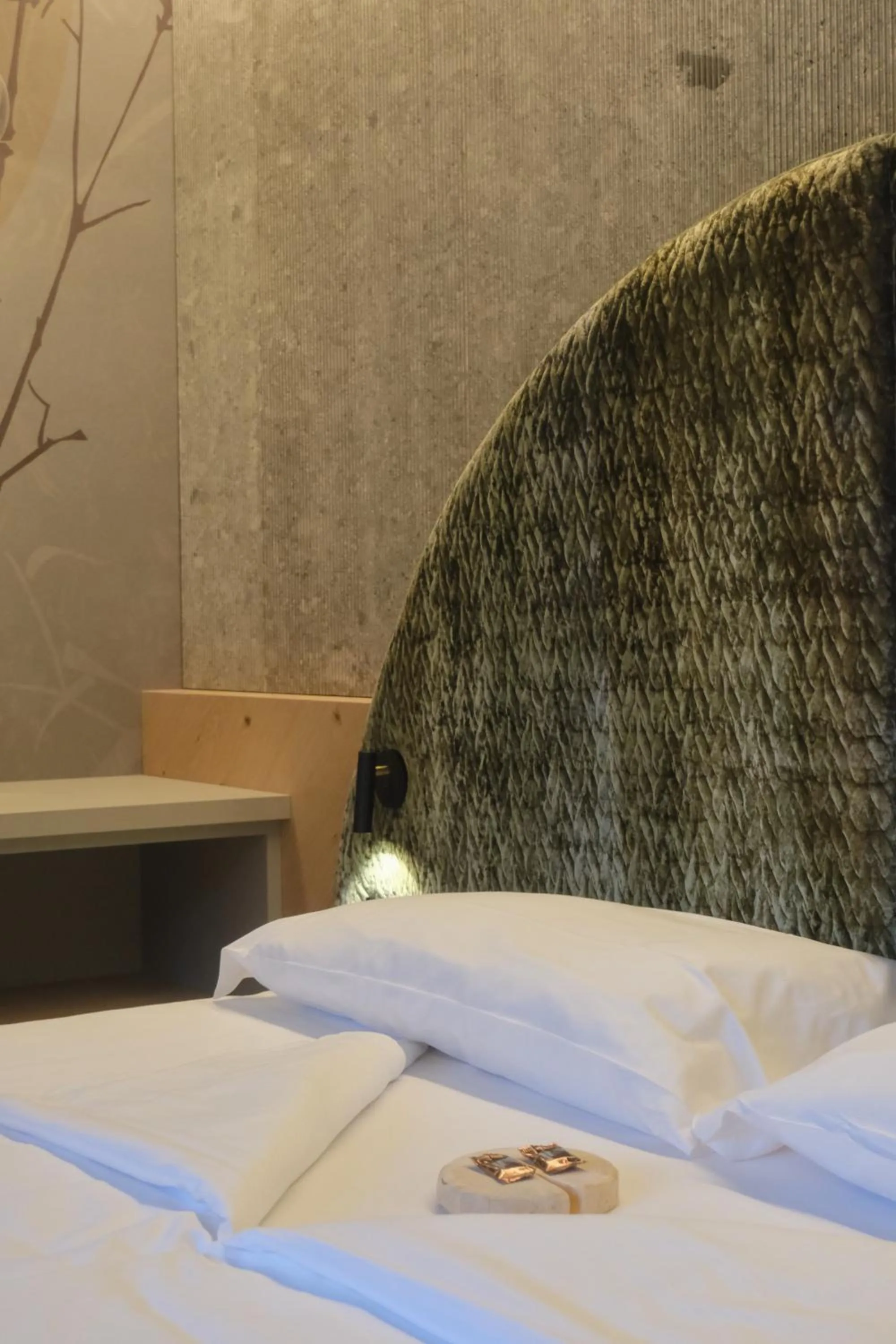 Bedroom, Bed in Flos Hotel