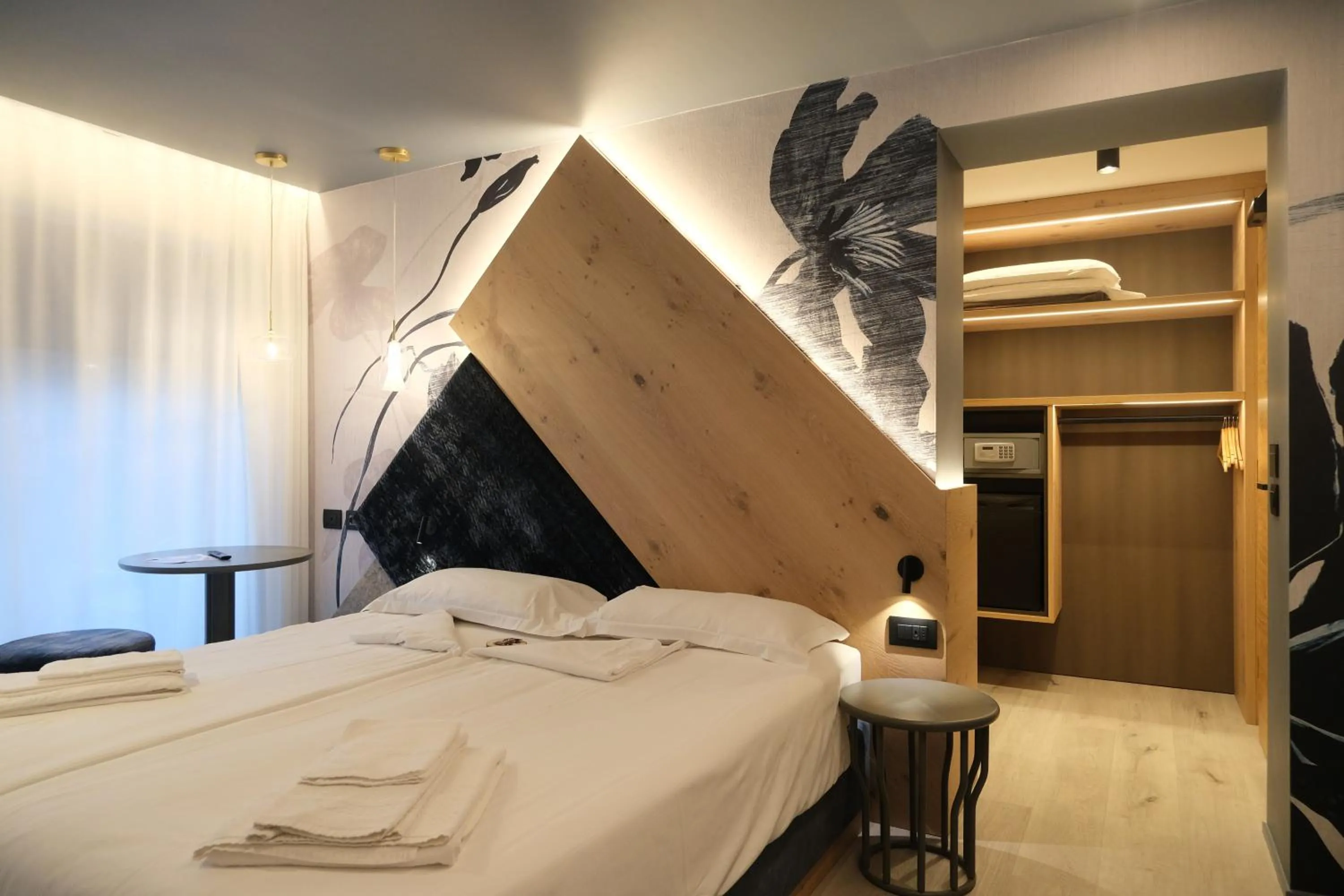 Bedroom, Bed in Flos Hotel