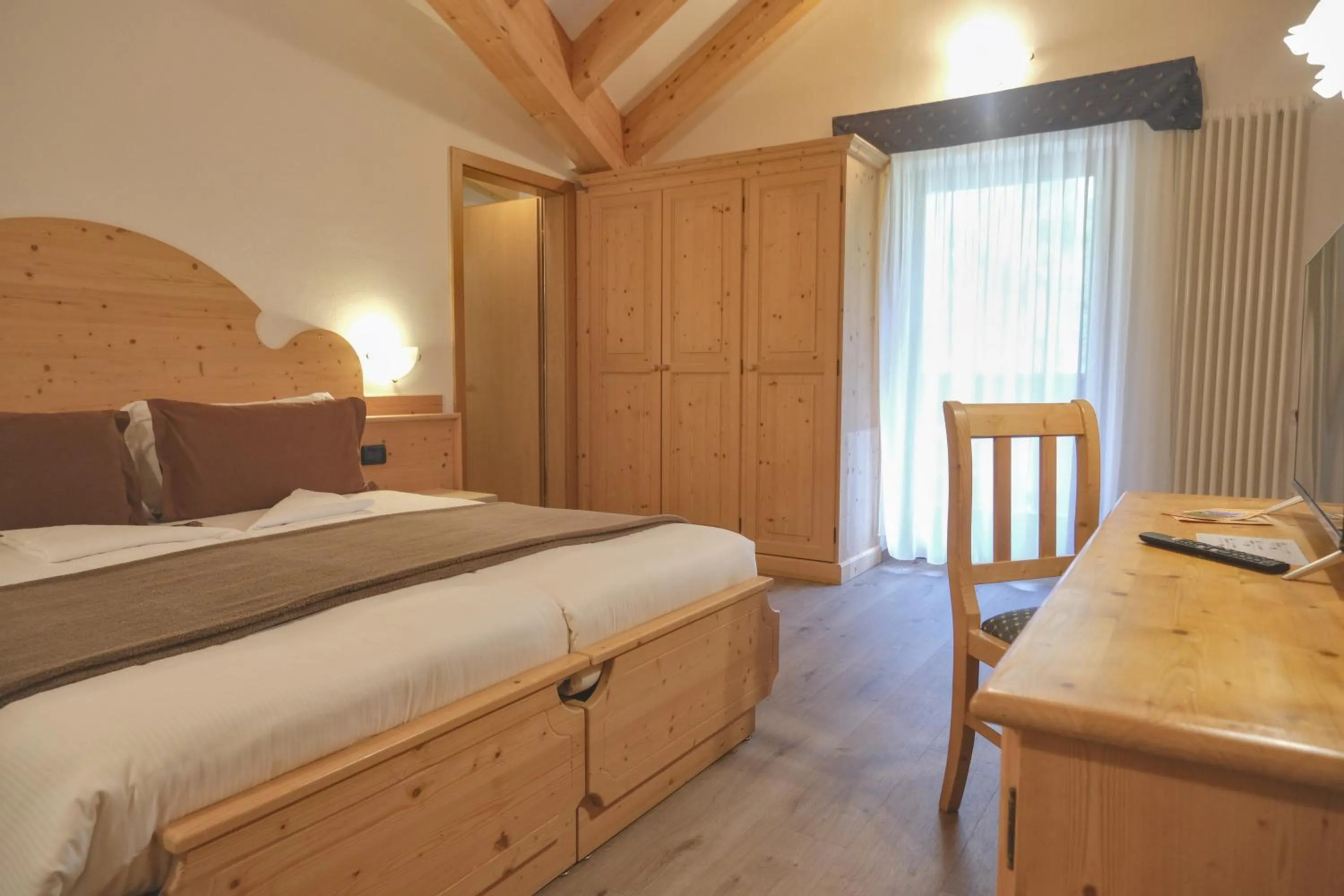 Bedroom, Bed in Flos Hotel