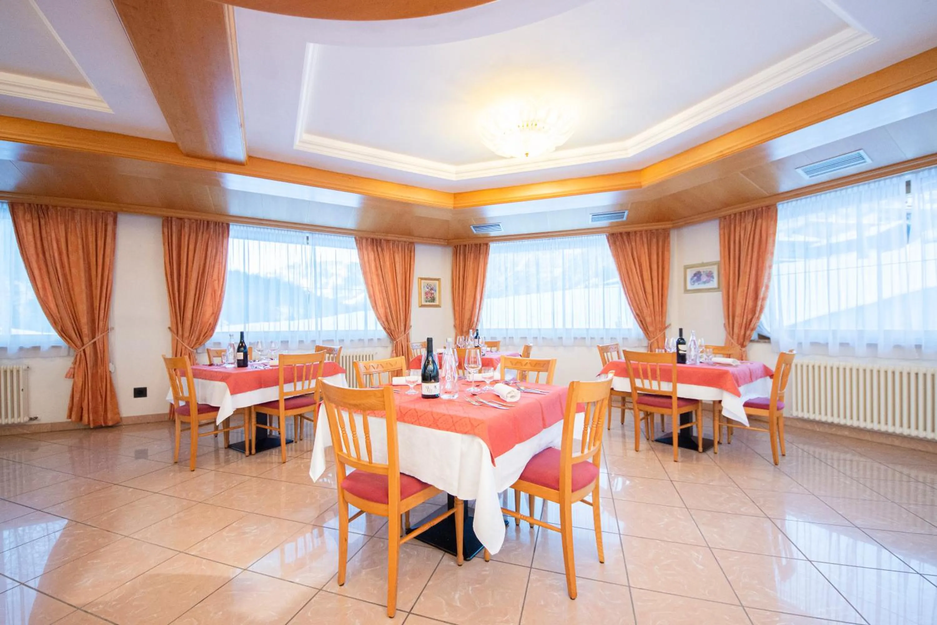 Restaurant/places to eat in Flos Hotel