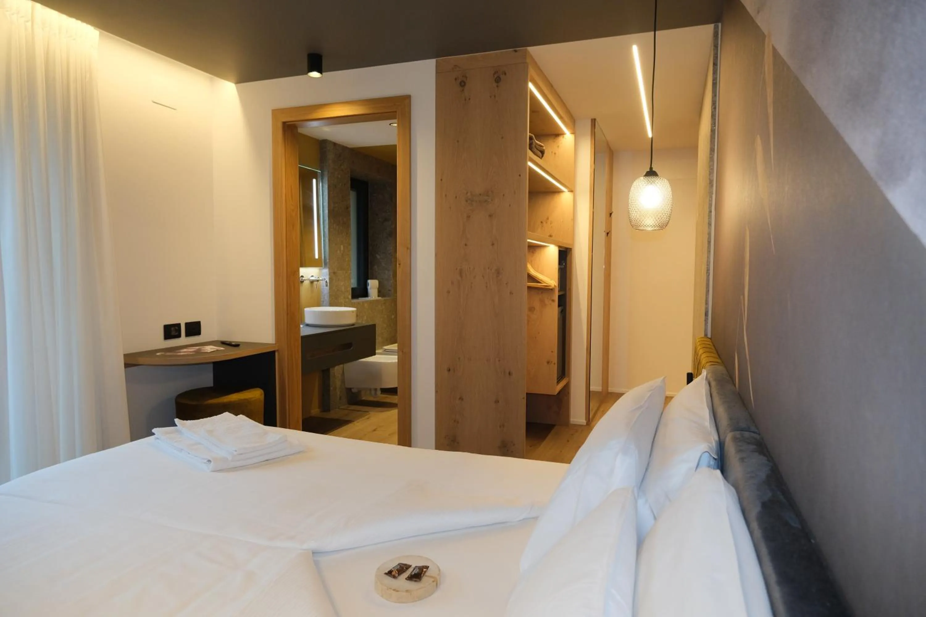 Bedroom, Bed in Flos Hotel