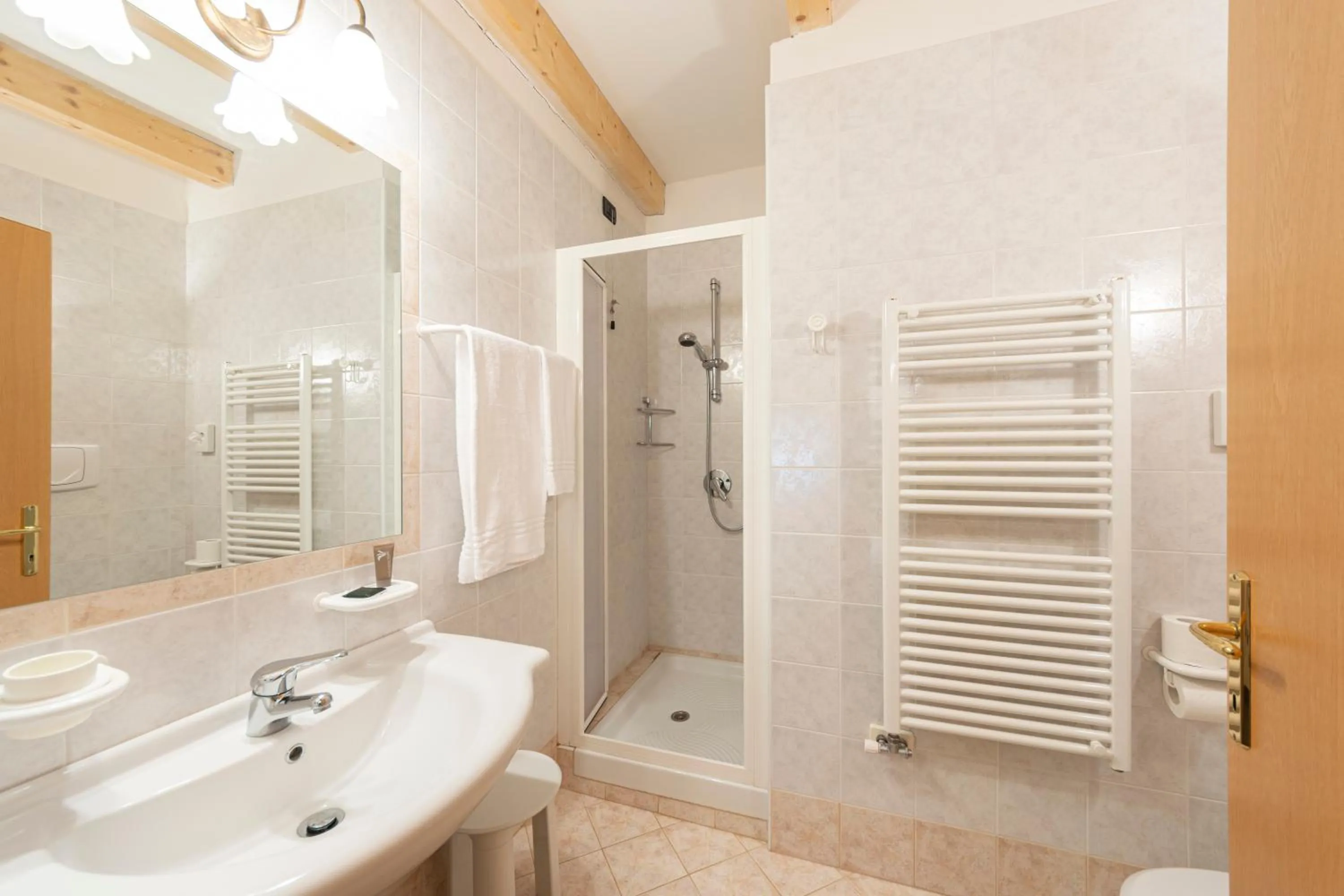 Bathroom in Flos Hotel