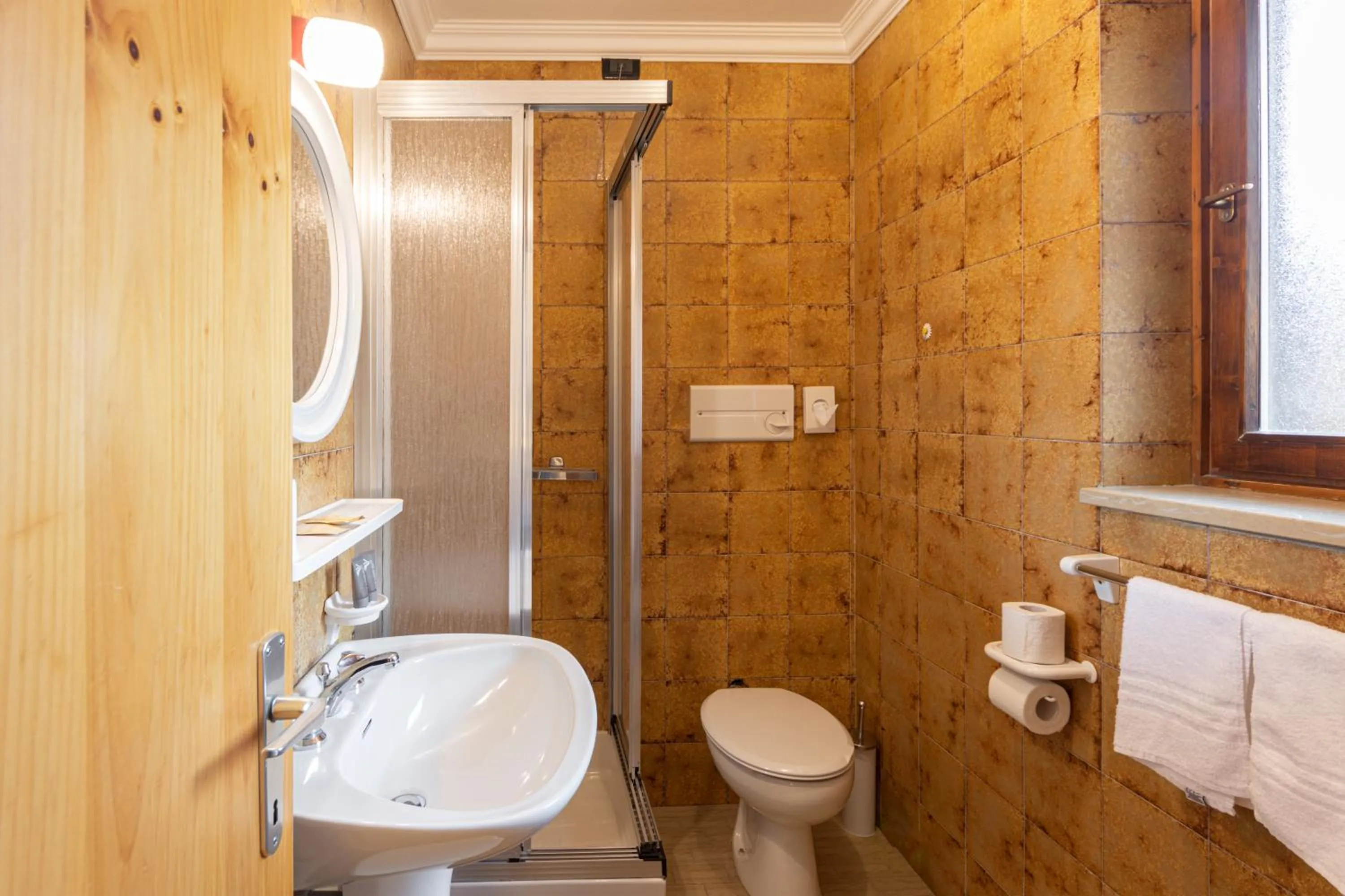 Bathroom in Flos Hotel