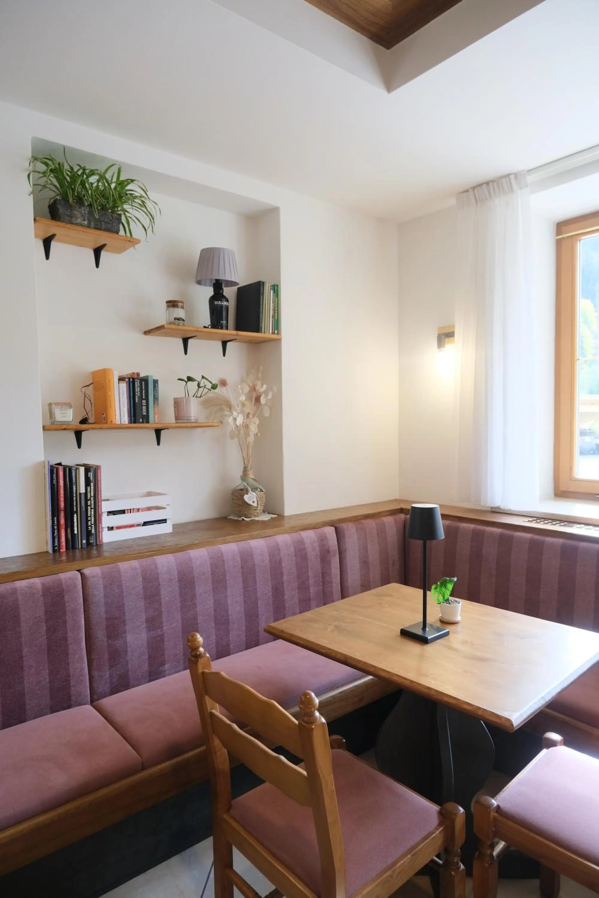 Communal lounge/ TV room in Flos Hotel