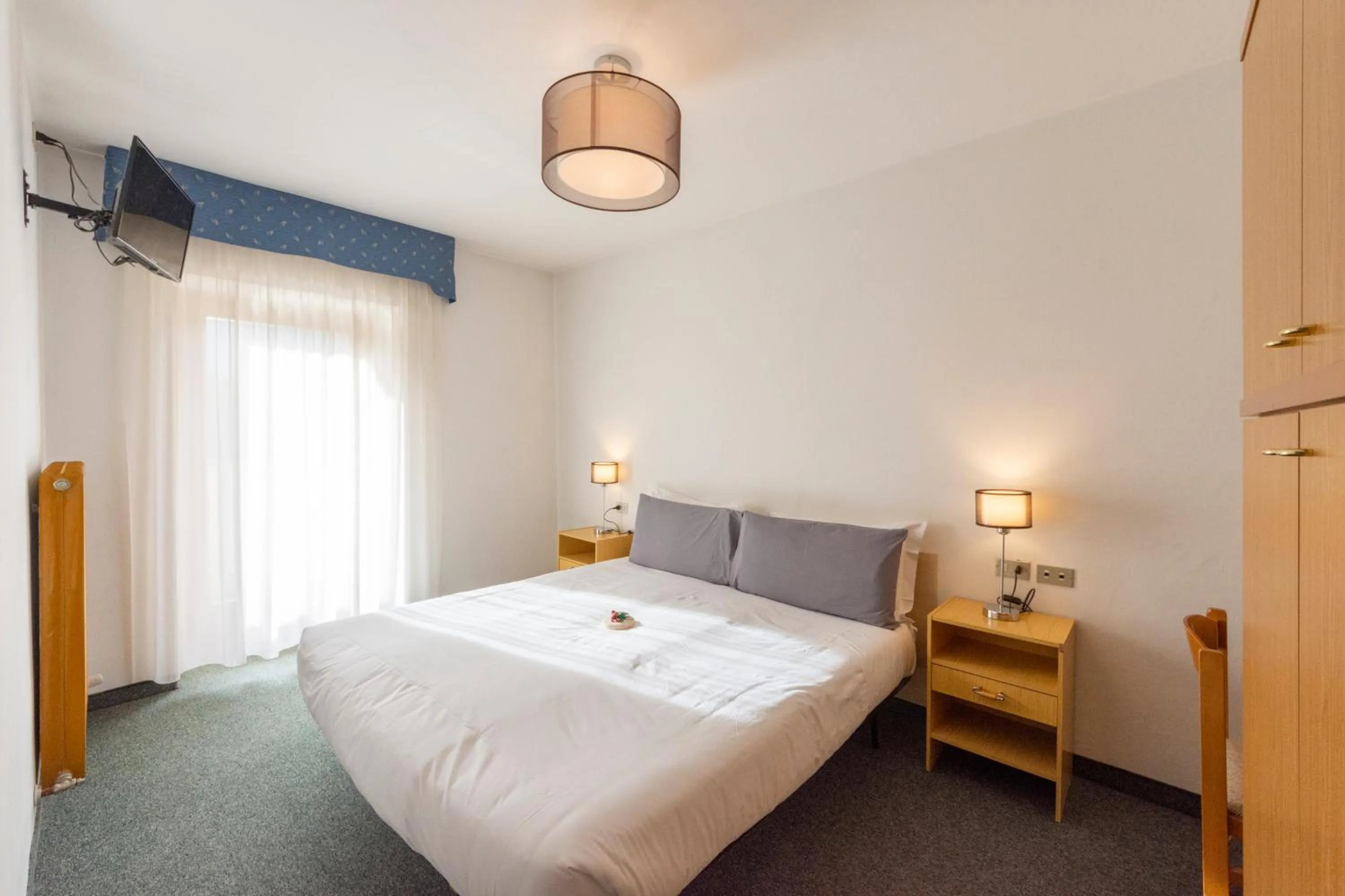 Bedroom, Bed in Flos Hotel