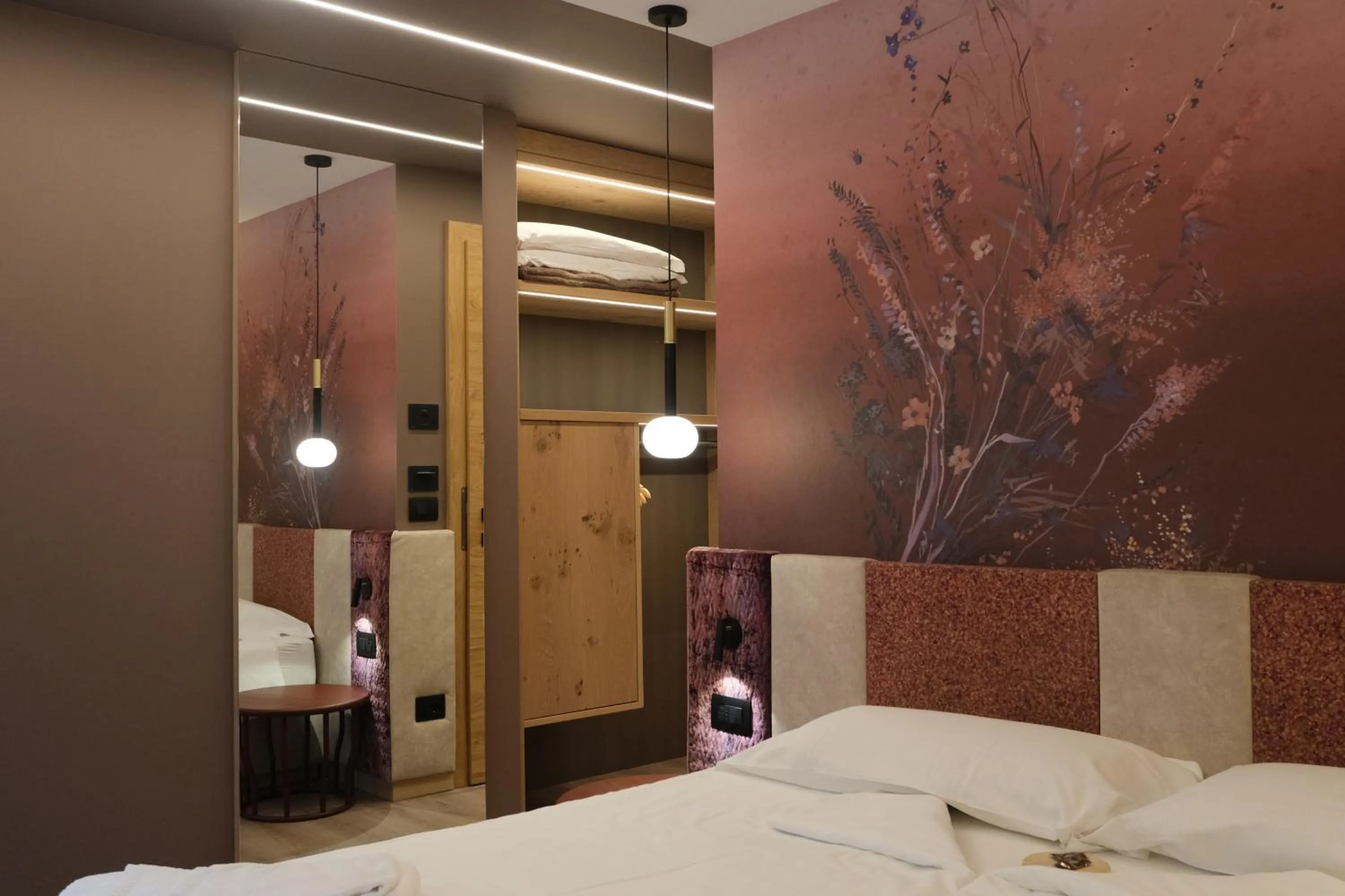 Bedroom, Bed in Flos Hotel