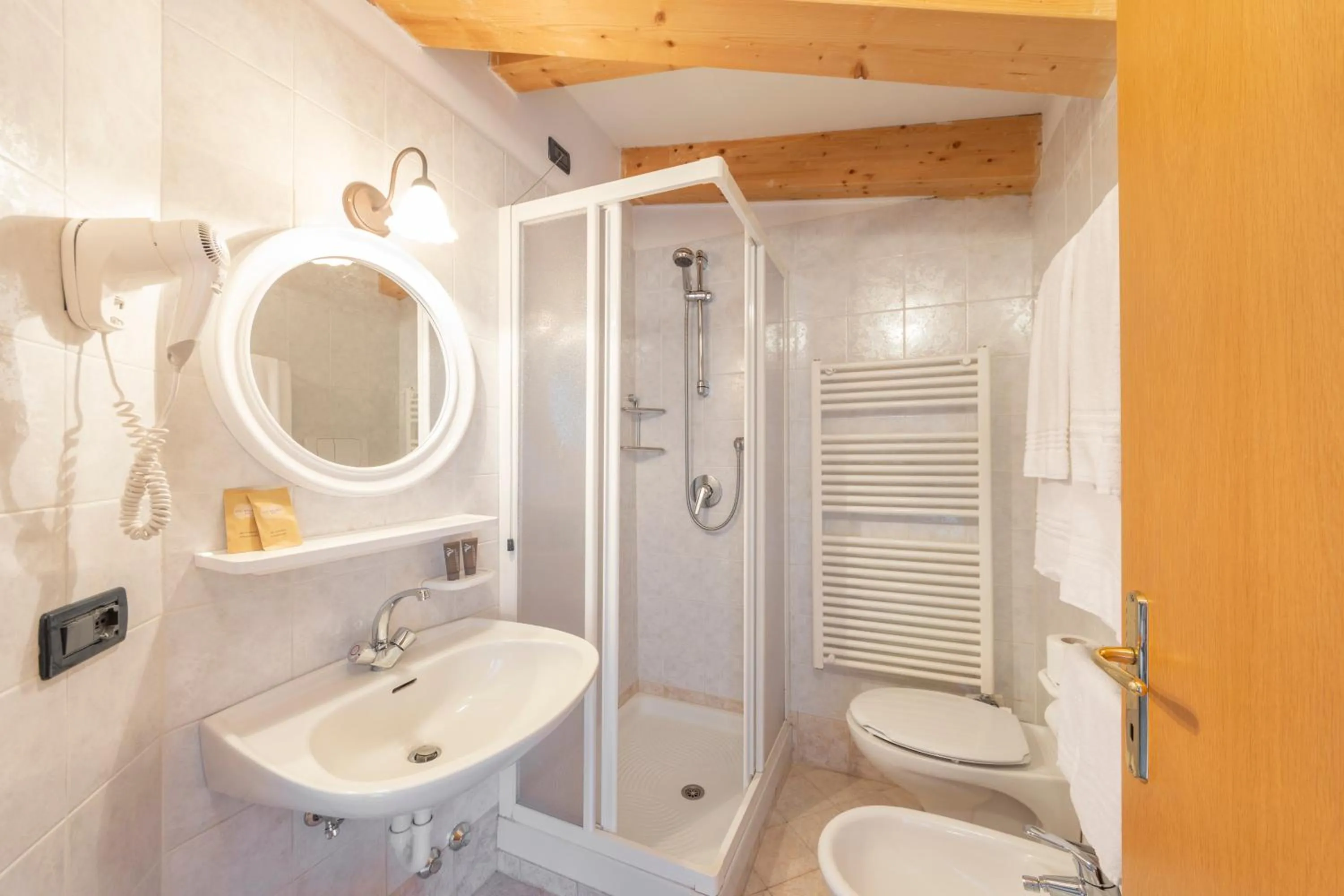 Bathroom in Flos Hotel