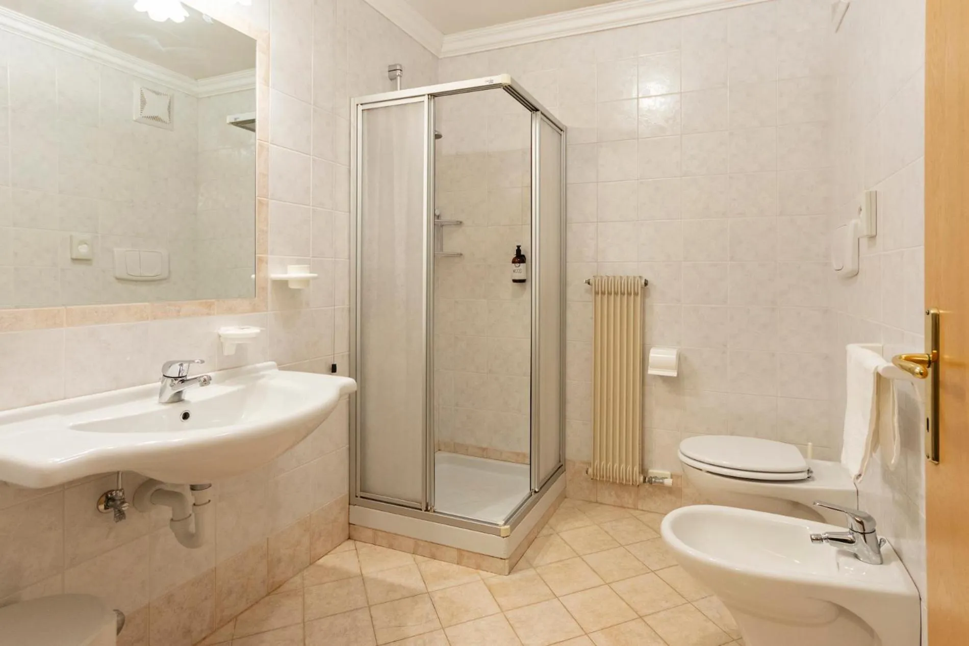 Bathroom in Flos Hotel