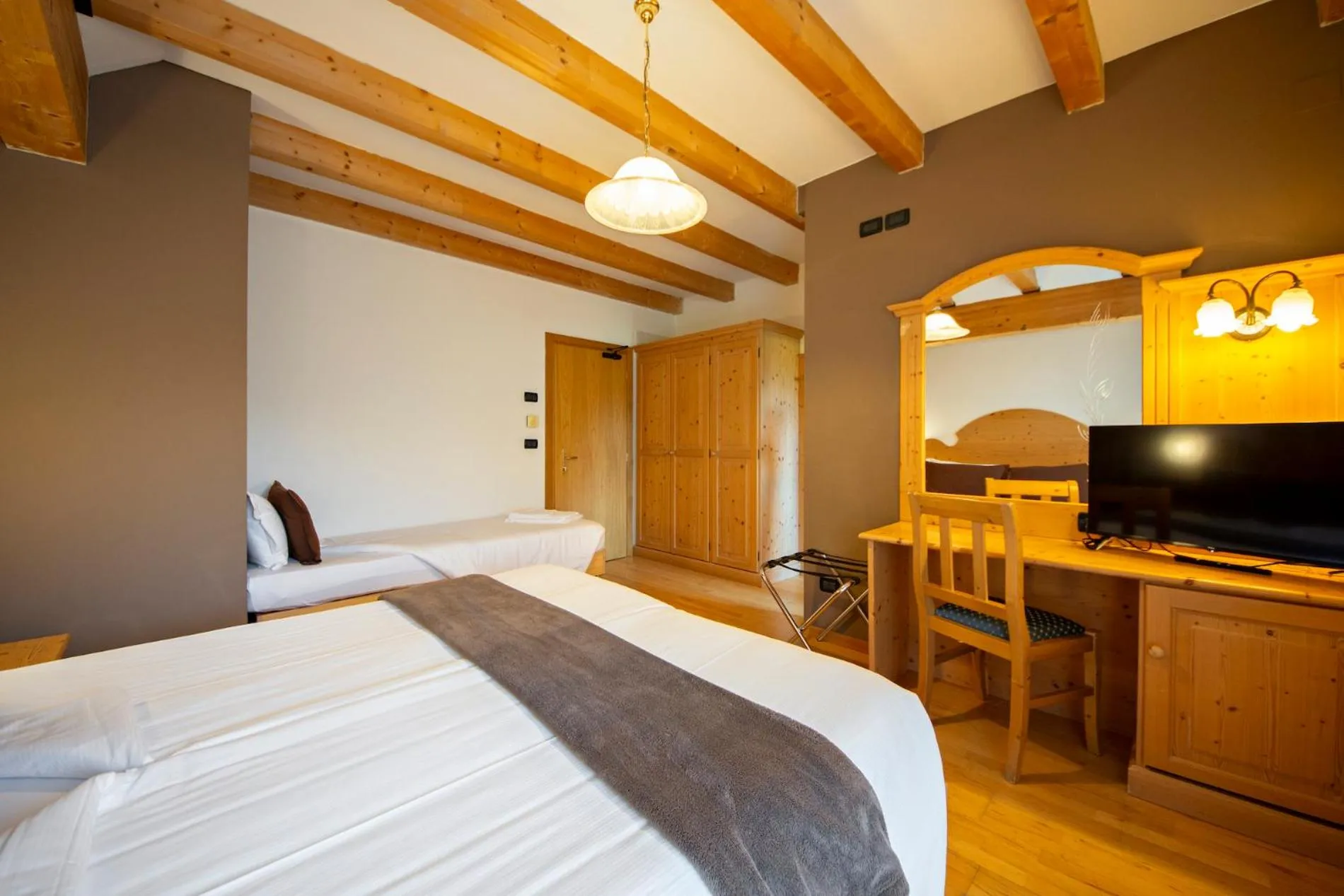 Bedroom, Bed in Flos Hotel