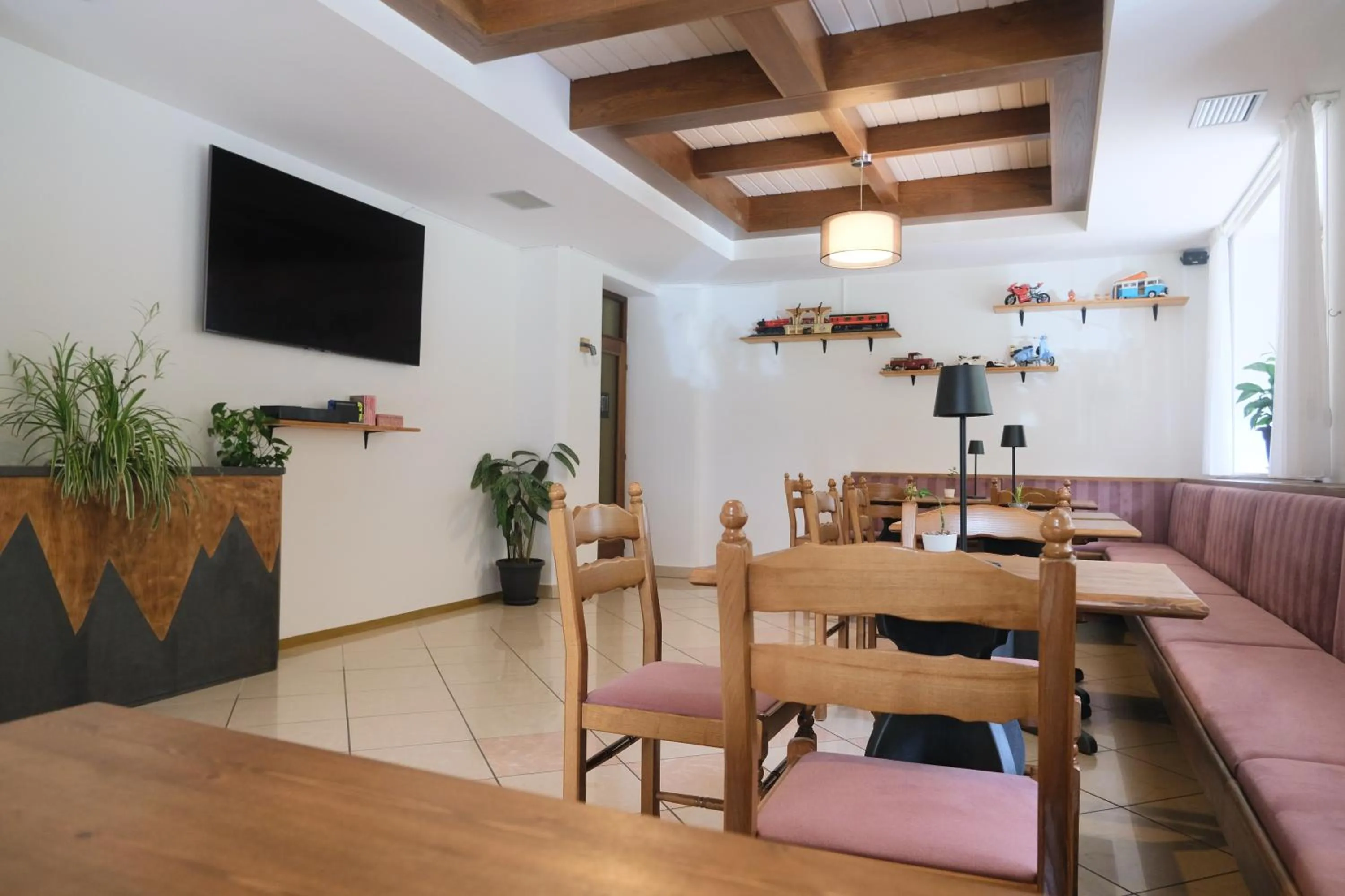 Communal lounge/ TV room in Flos Hotel