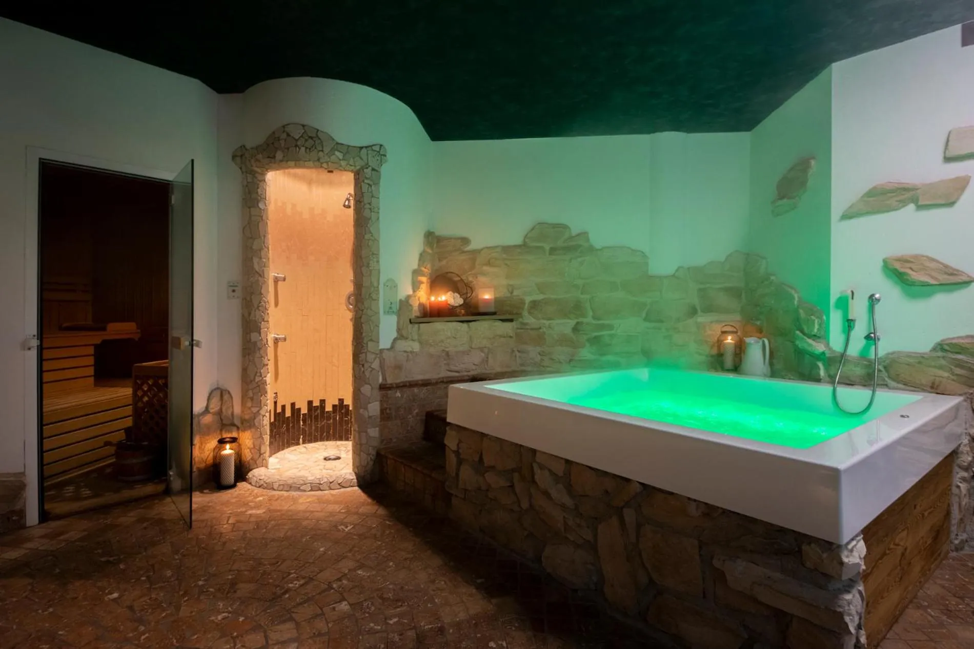 Hot Tub in Flos Hotel