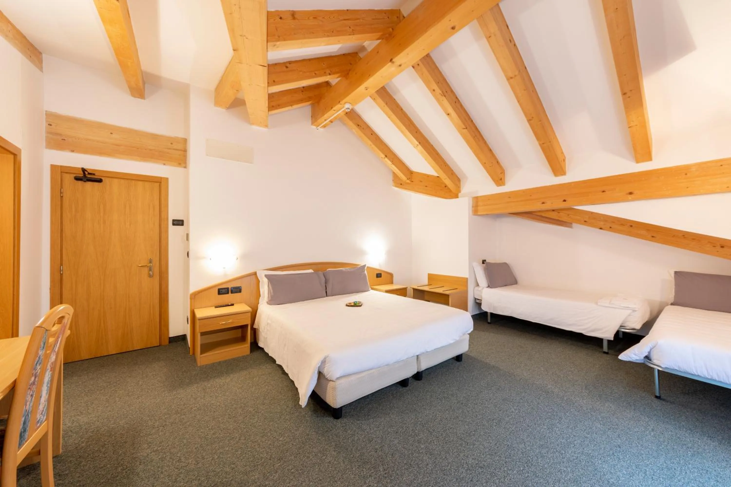 Photo of the whole room, Bed in Flos Hotel