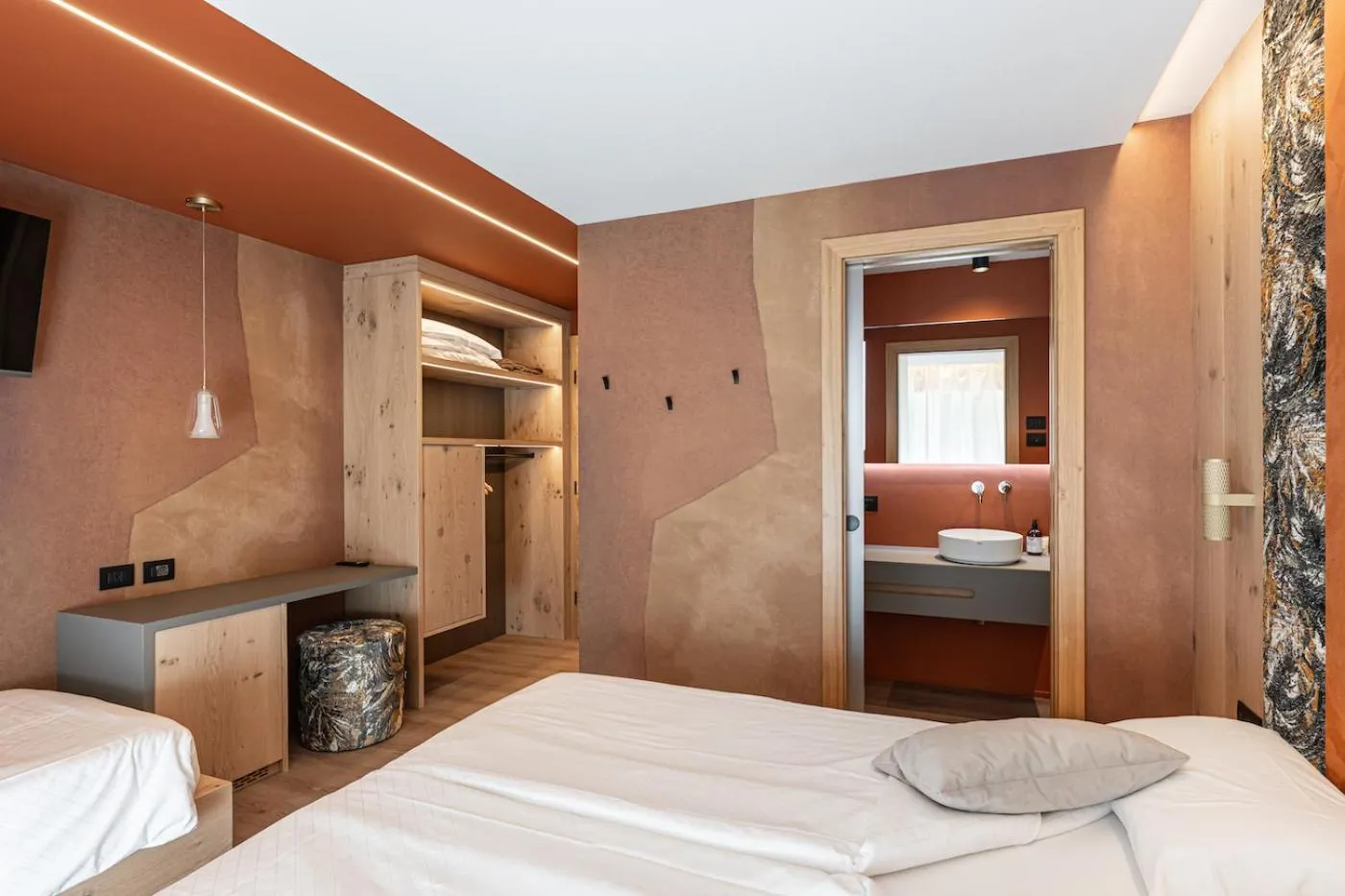 Photo of the whole room, Bed in Flos Hotel