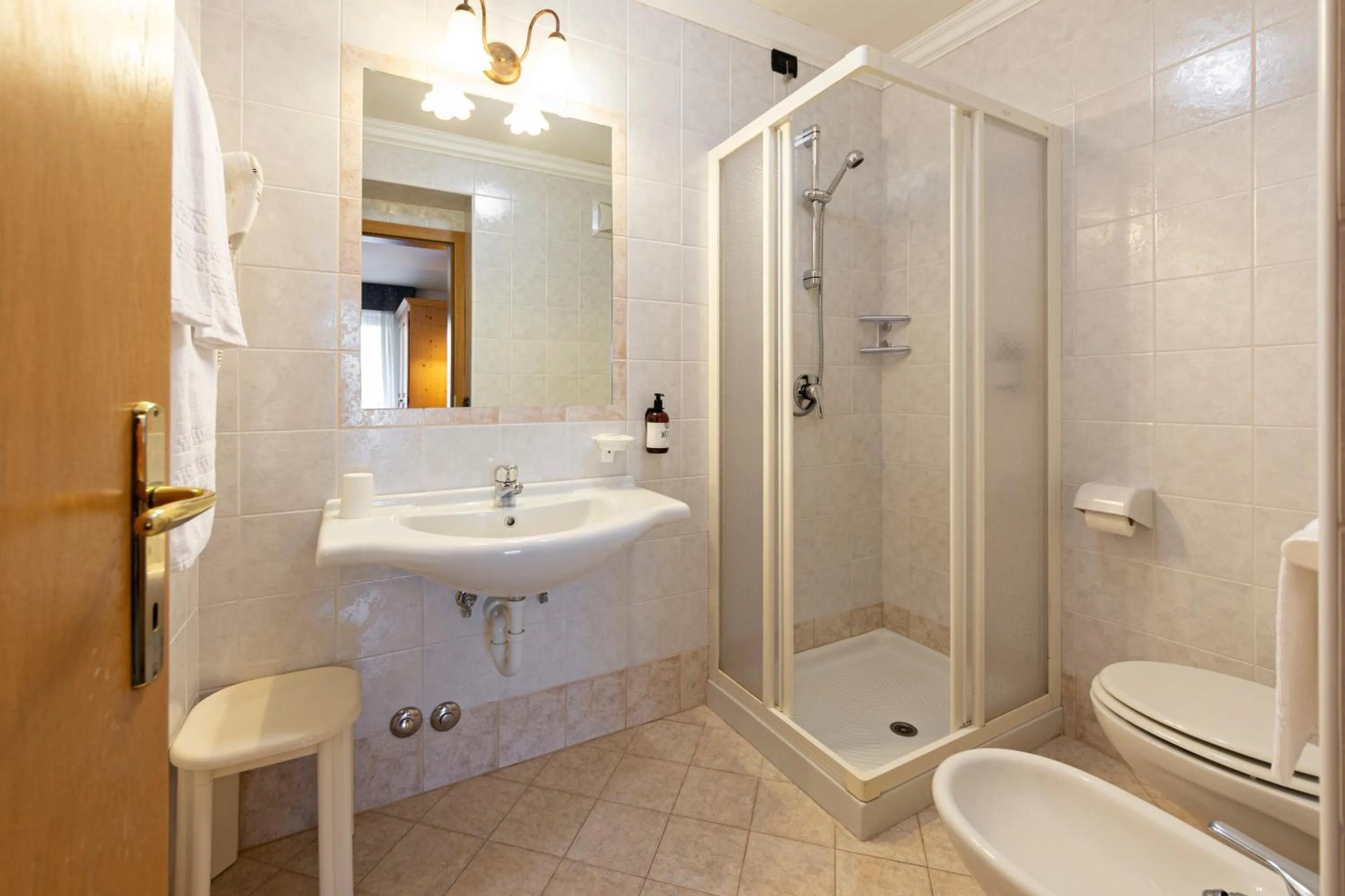 Bathroom in Flos Hotel