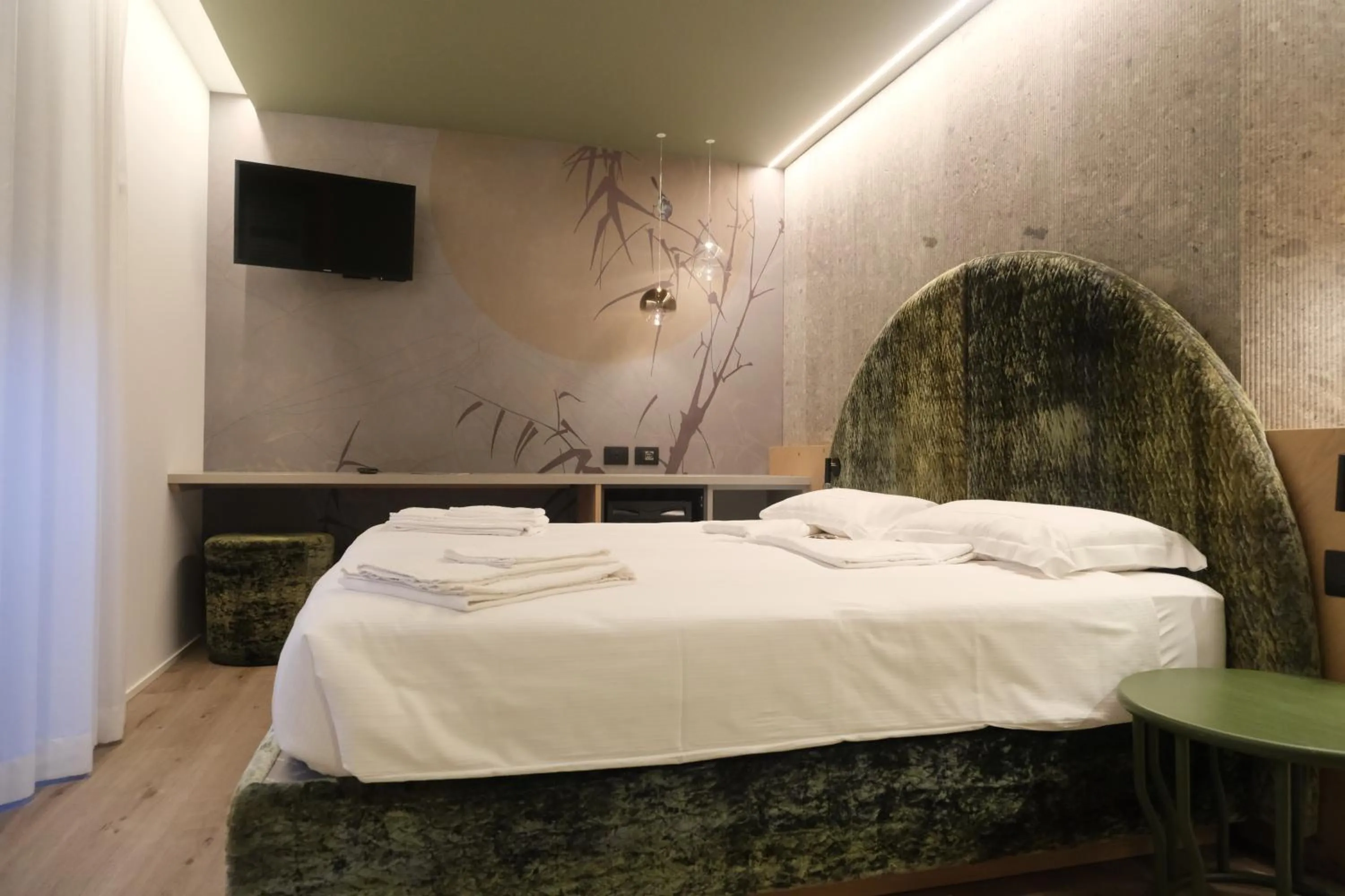 Bedroom, Bed in Flos Hotel