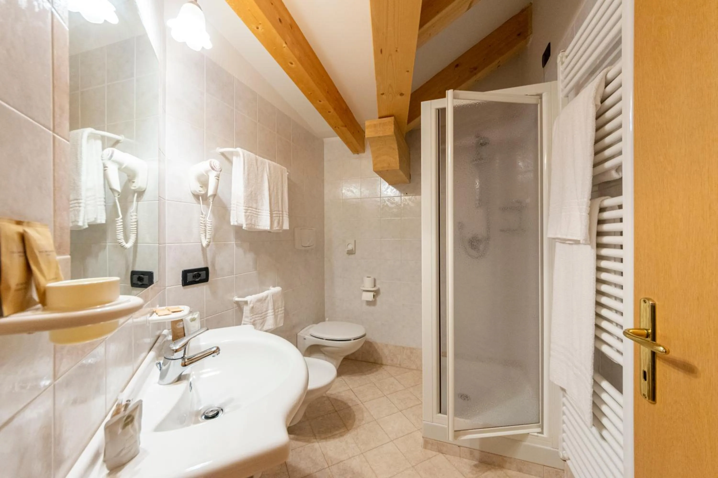 Bathroom in Flos Hotel