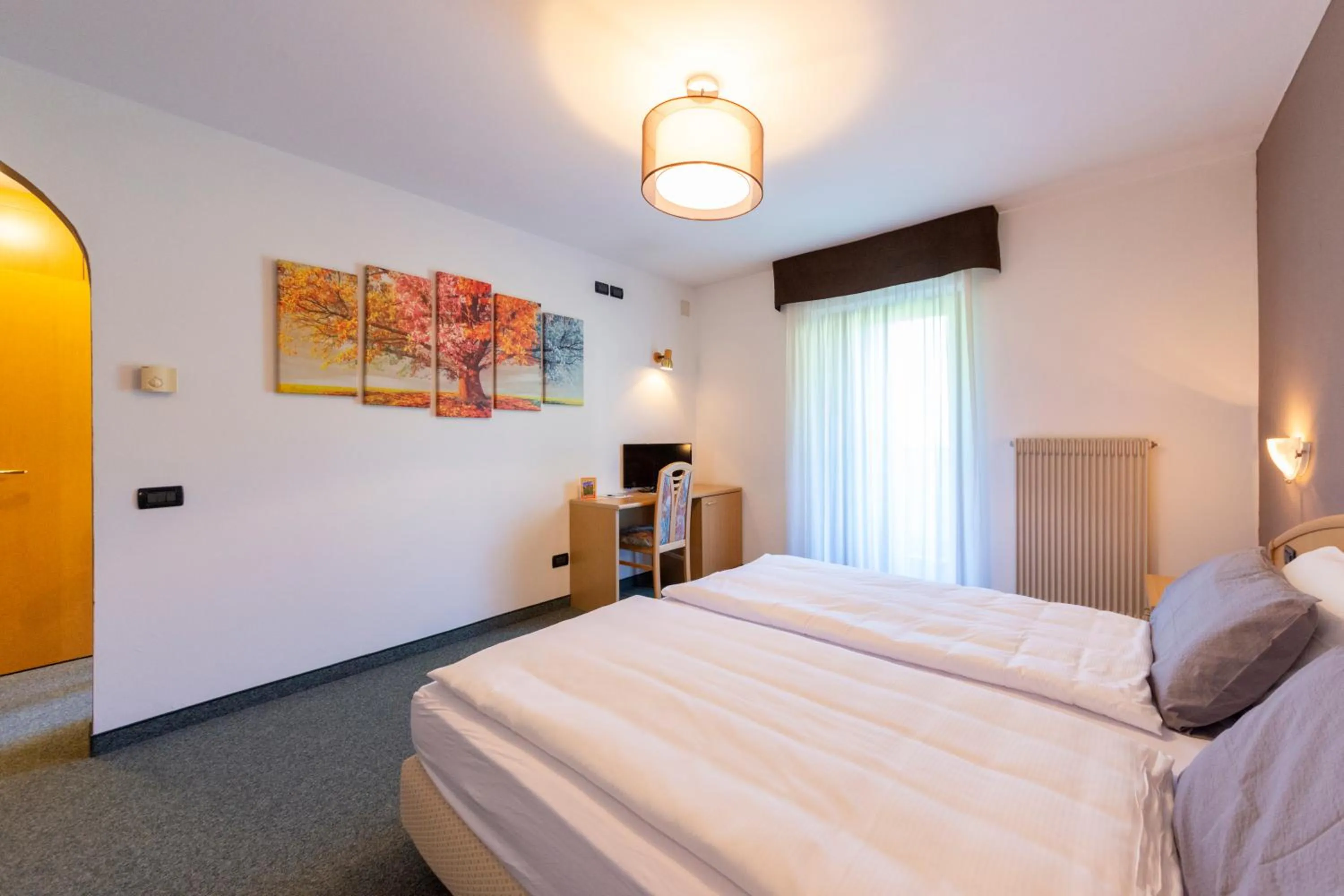 Bedroom, Bed in Flos Hotel