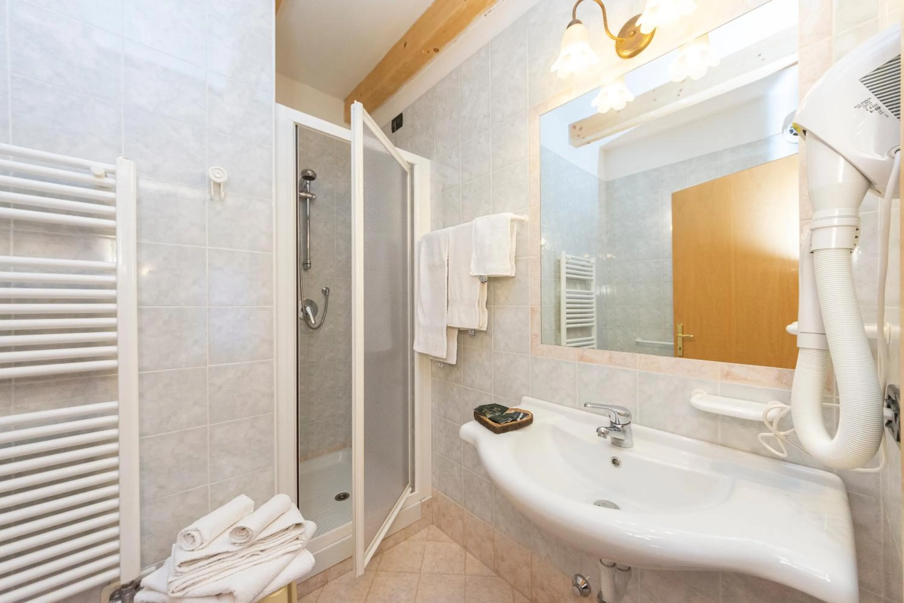 Bathroom in Flos Hotel