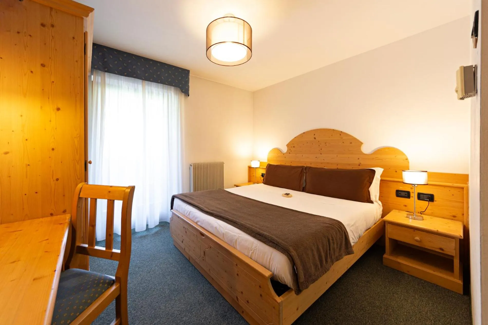 Bedroom, Bed in Flos Hotel