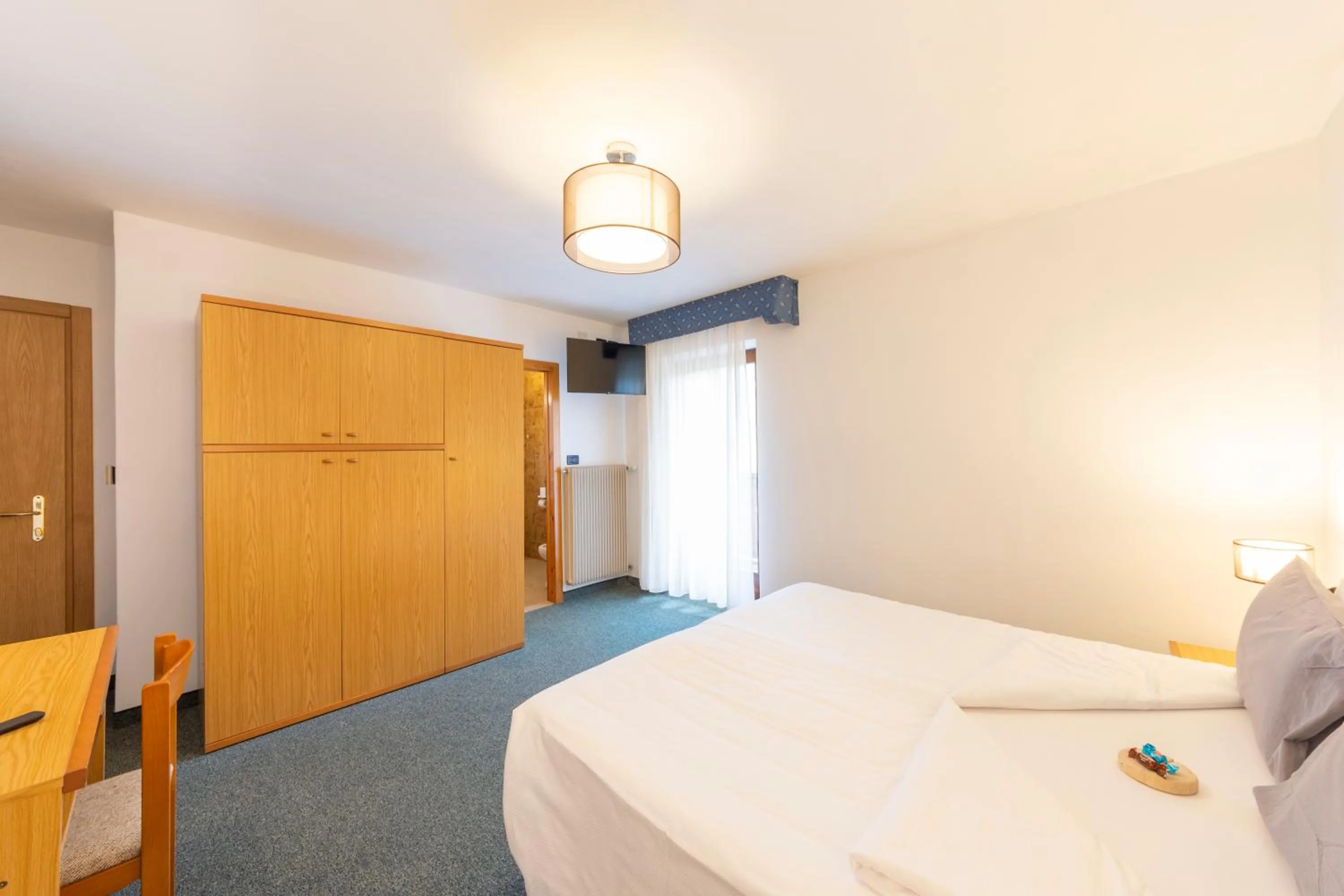 Bedroom, Bed in Flos Hotel