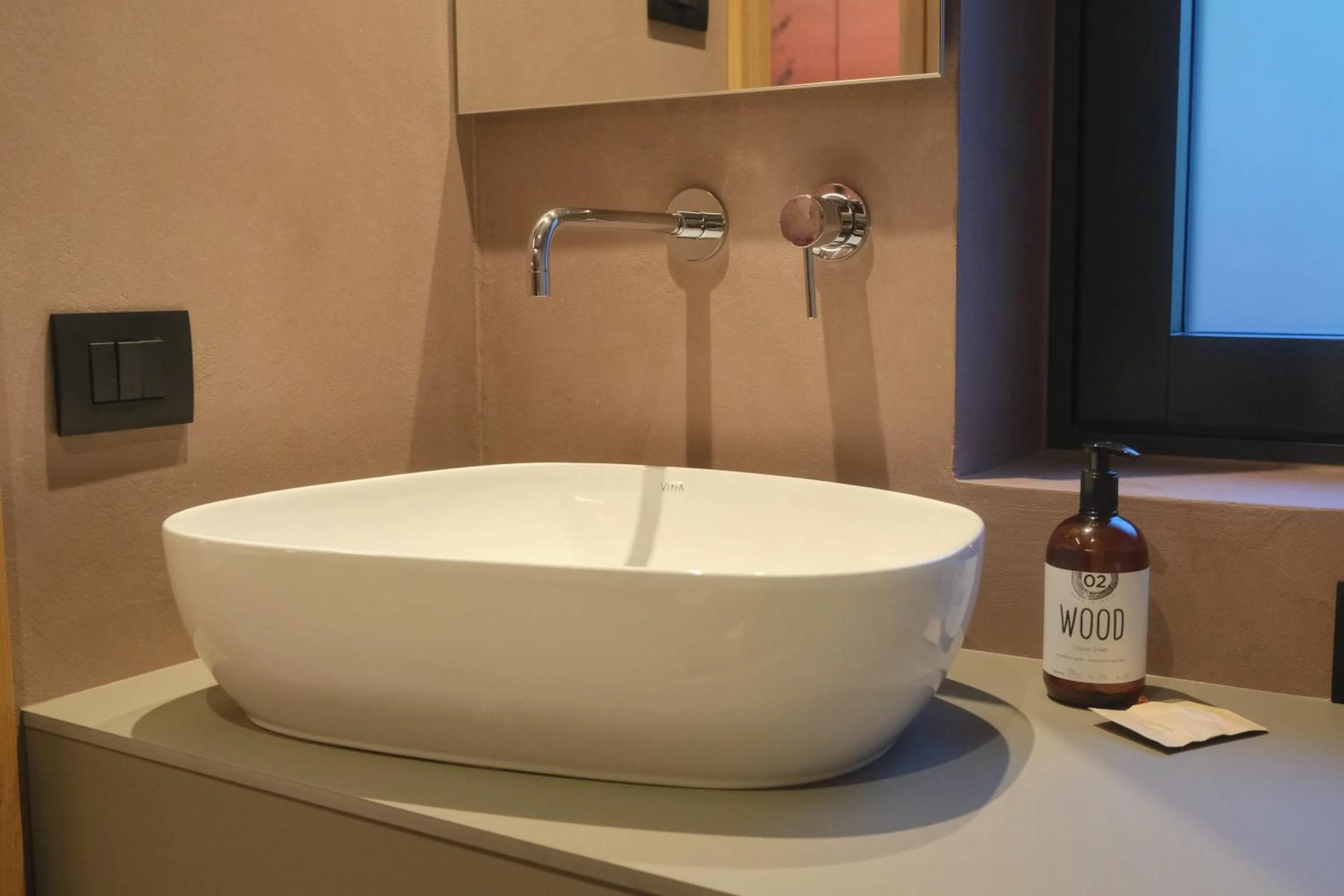 Bathroom in Flos Hotel