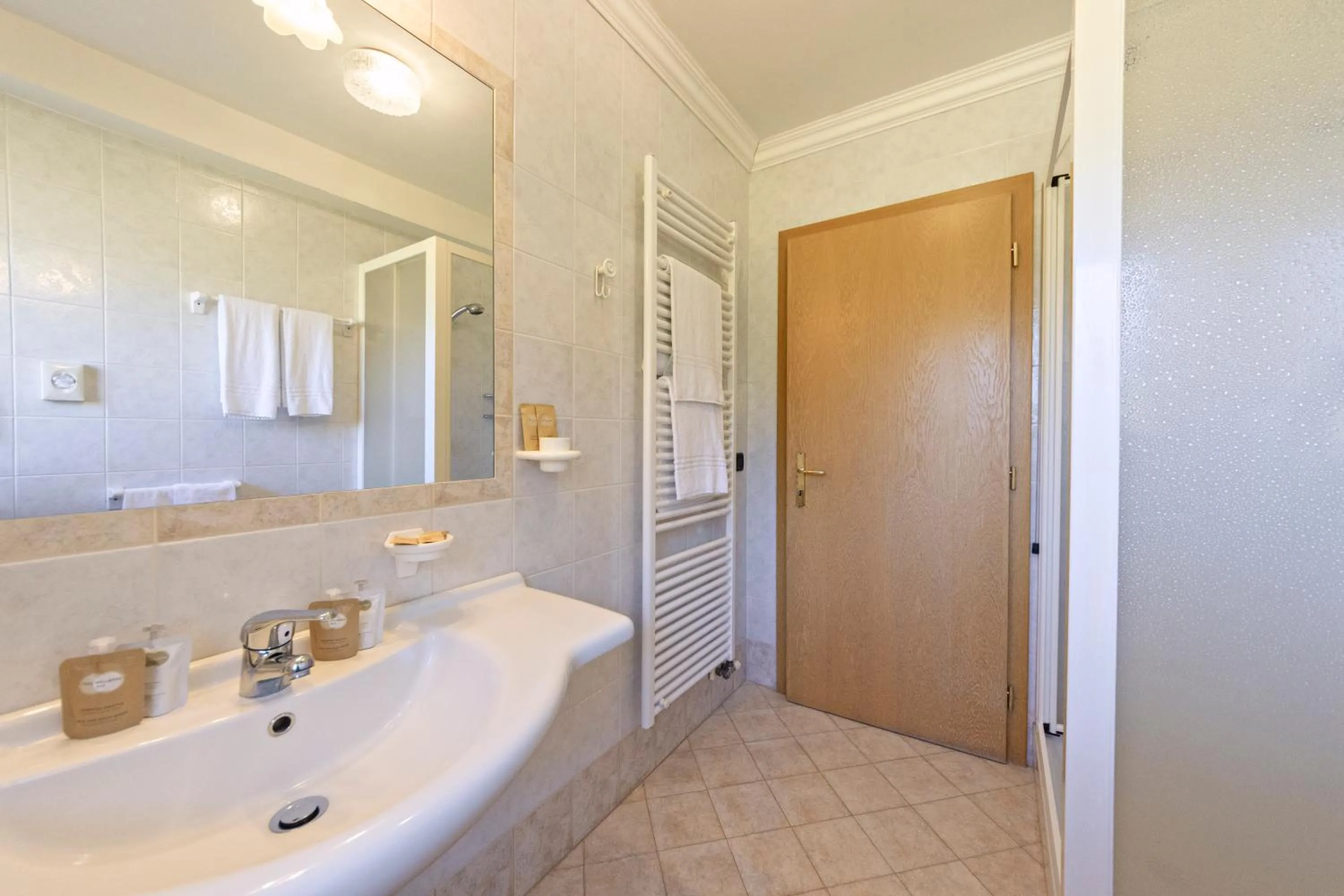 Bathroom in Flos Hotel