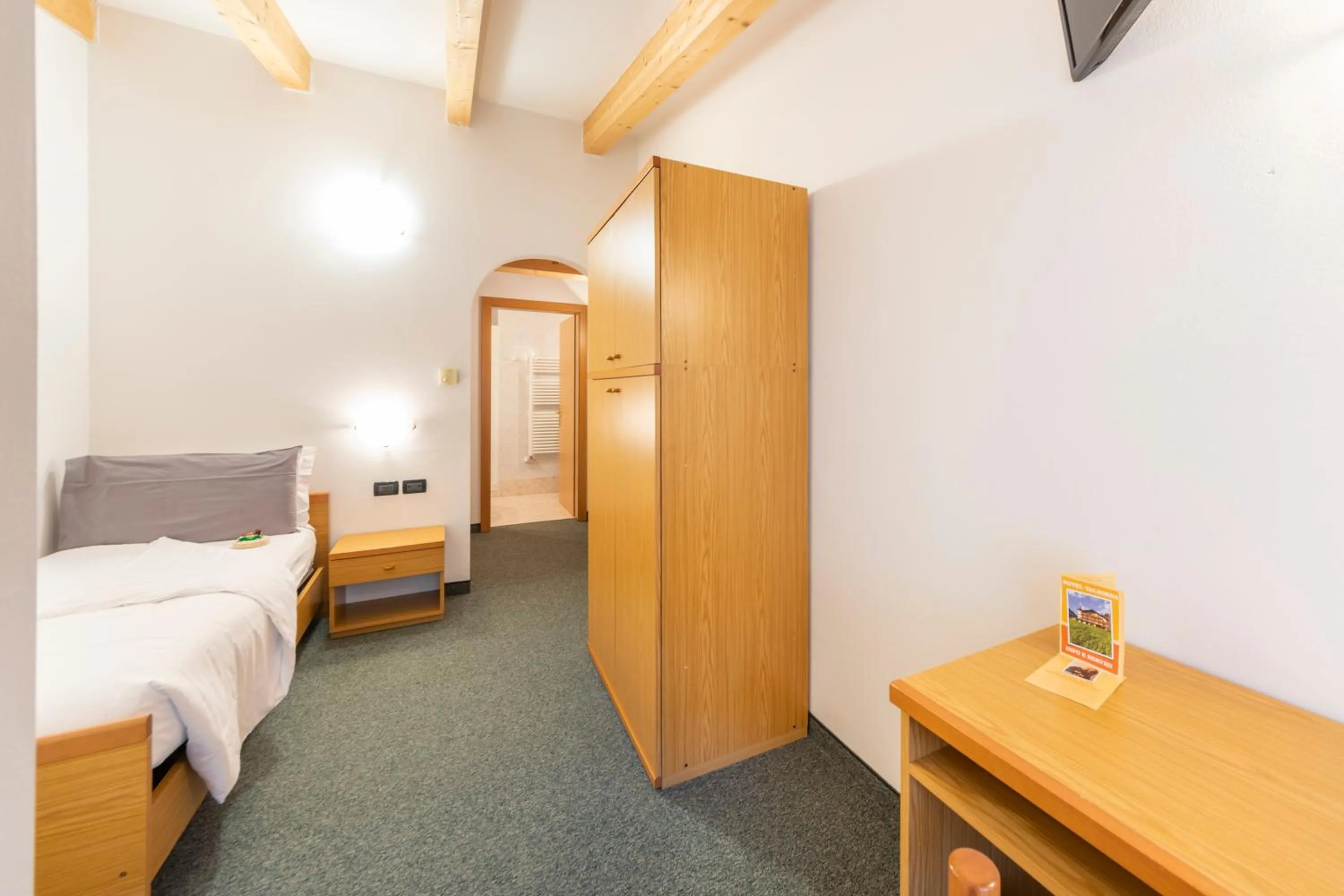 Bedroom, Bed in Flos Hotel