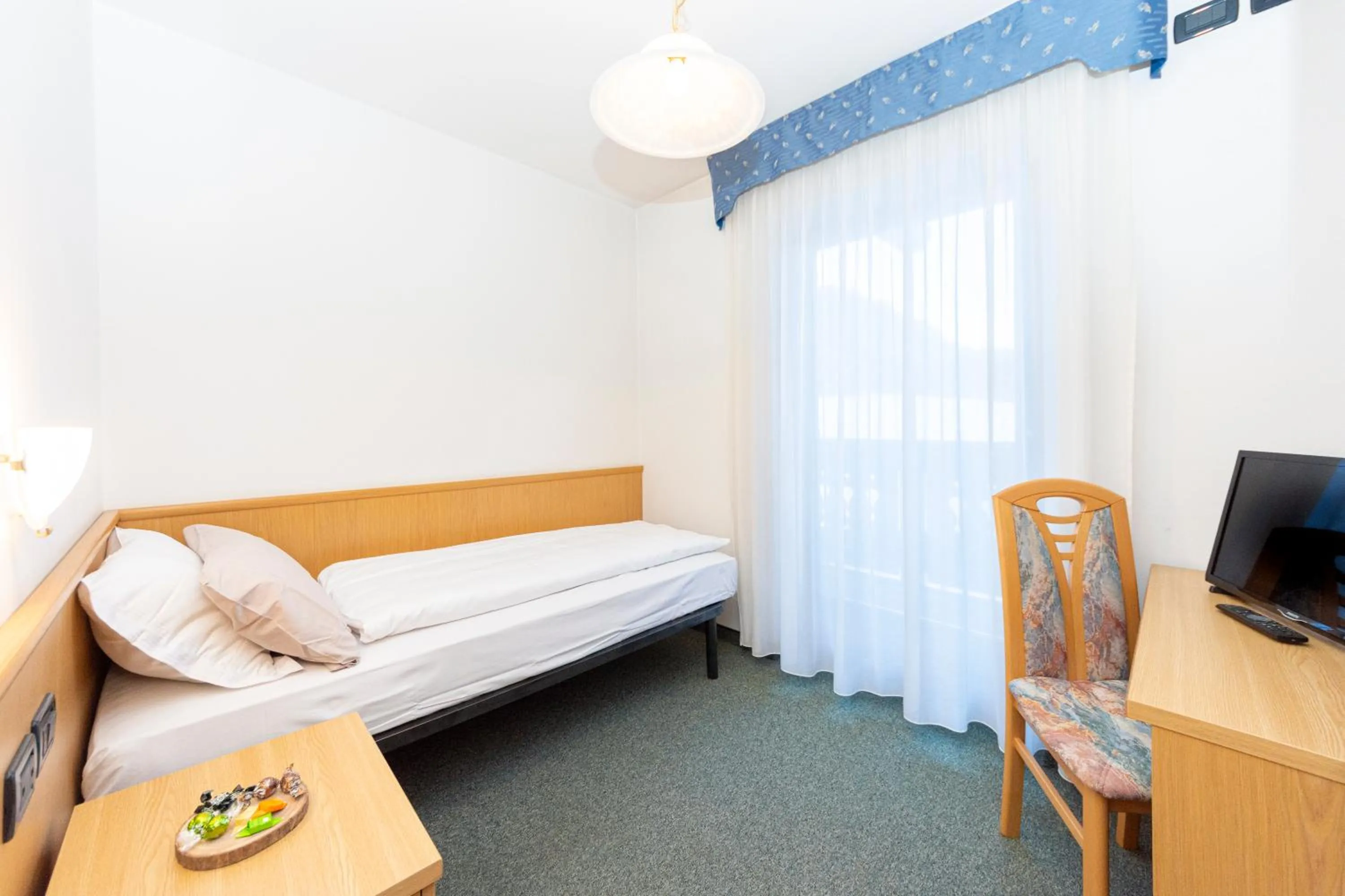 Bedroom, Bed in Flos Hotel