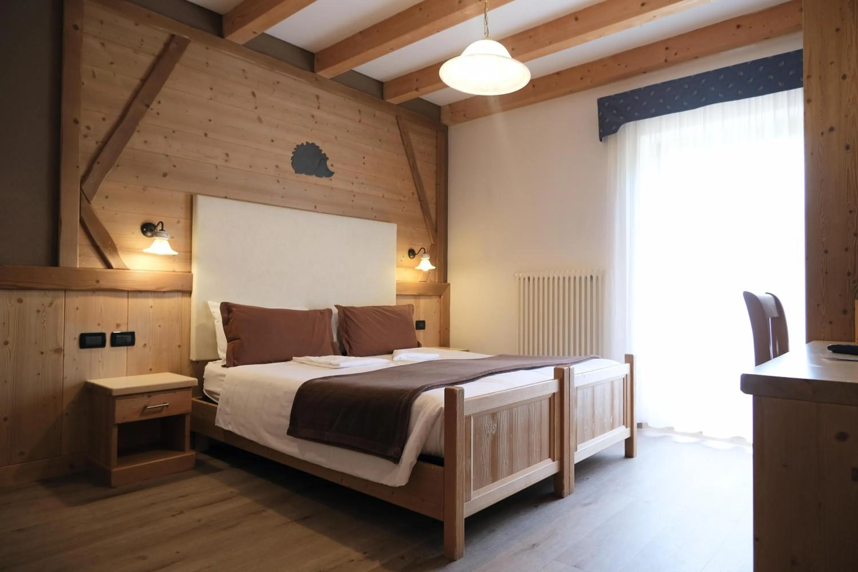 Bedroom, Bed in Flos Hotel