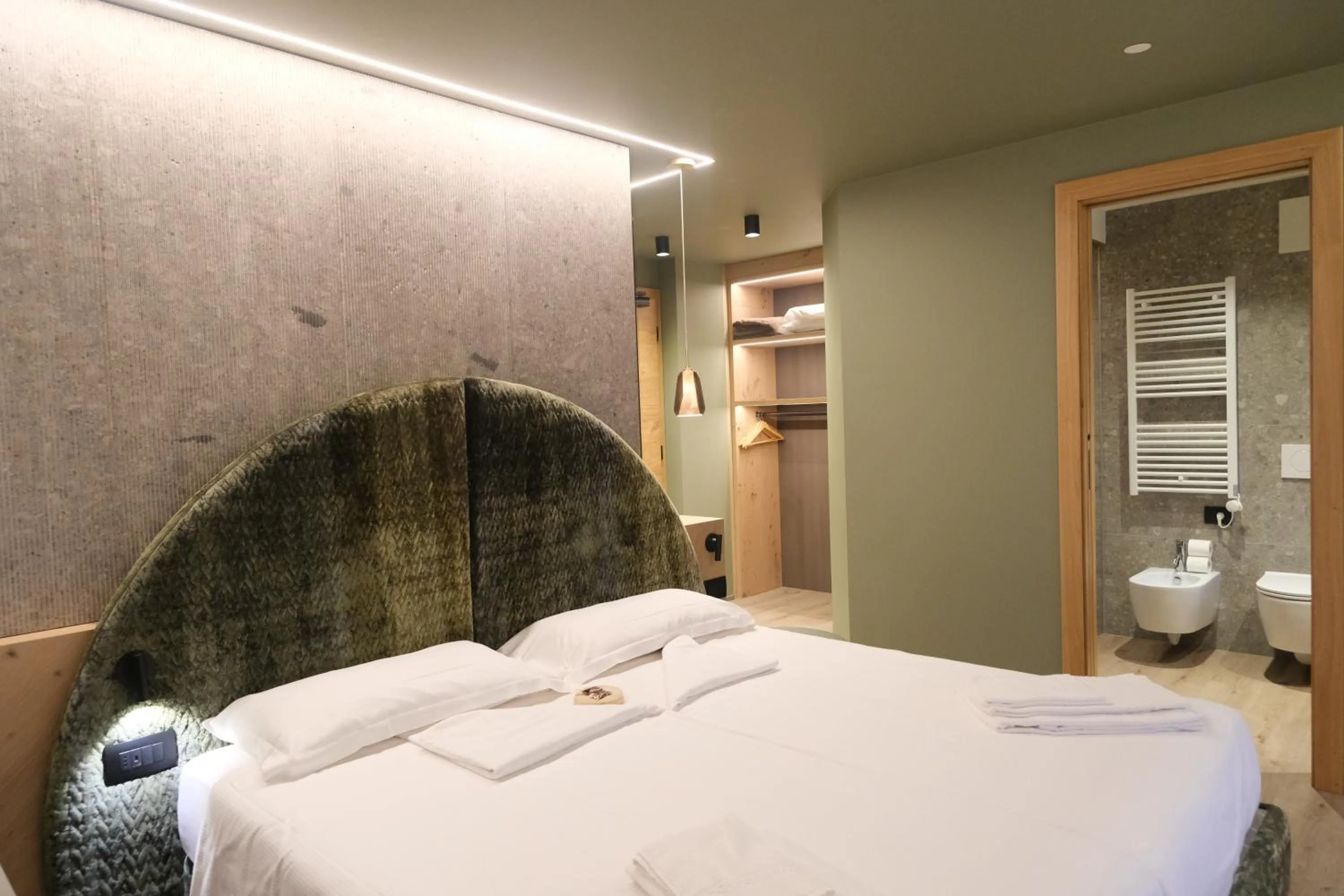 Bedroom, Bed in Flos Hotel