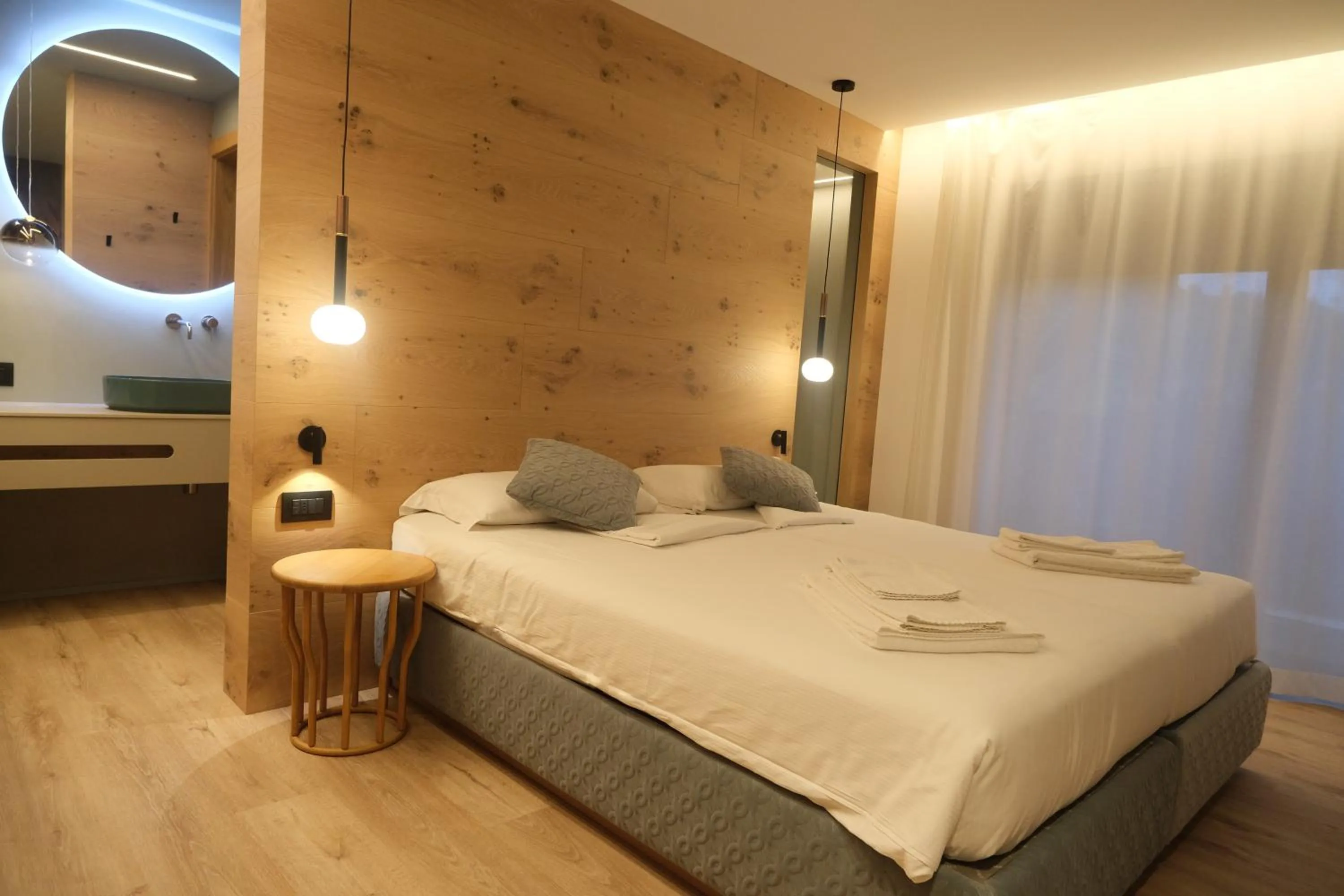 Bedroom, Bed in Flos Hotel