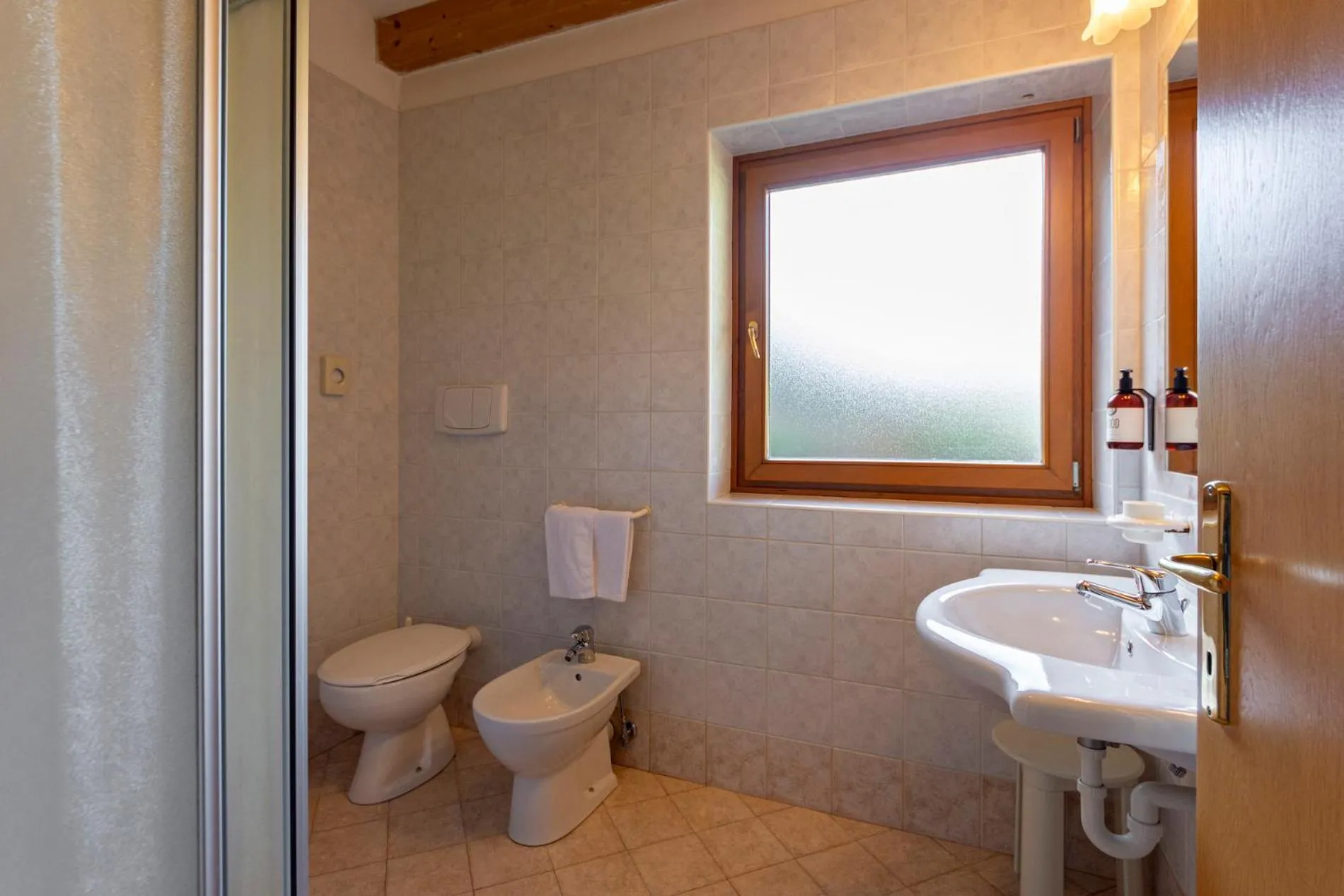 Bathroom in Flos Hotel