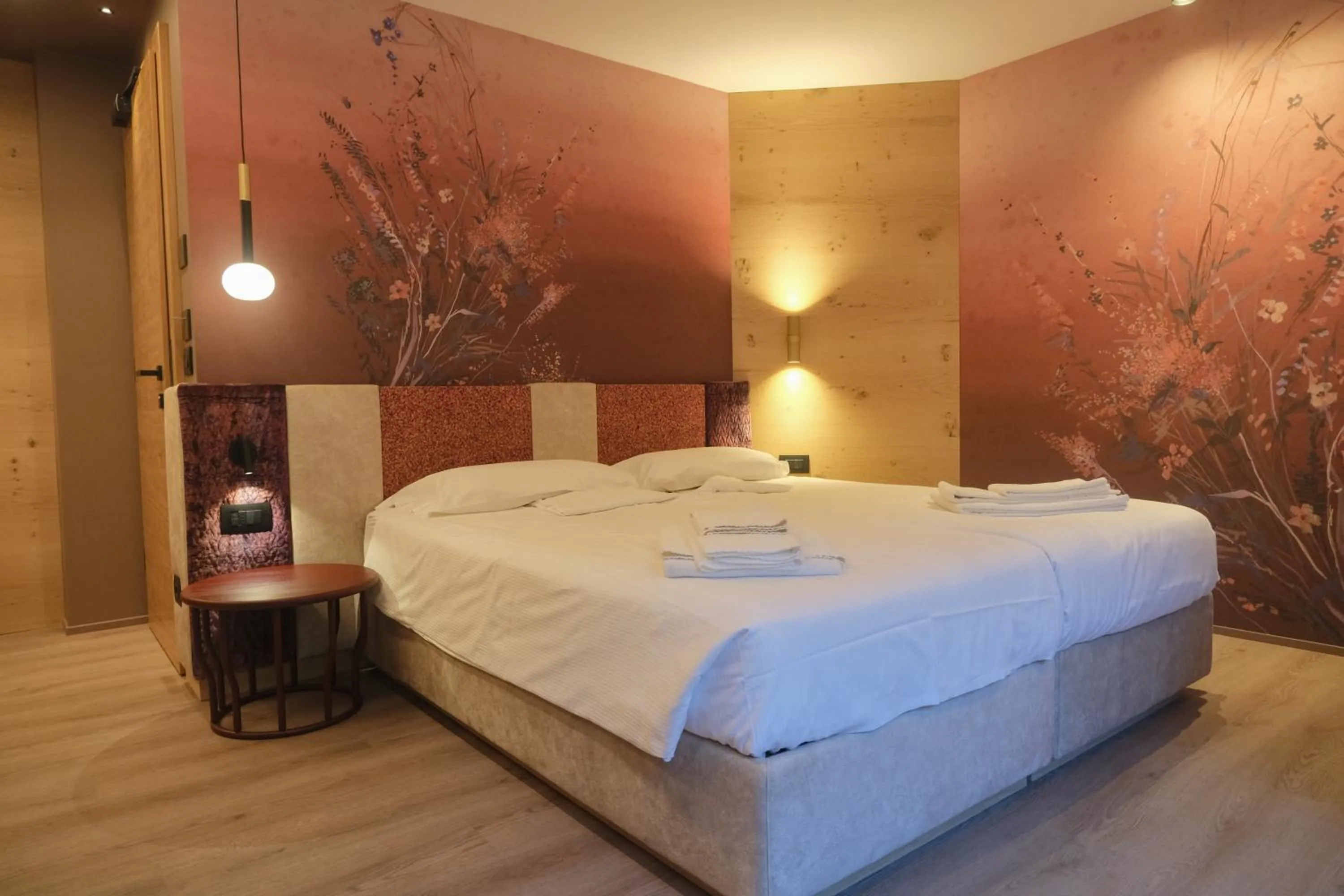 Bedroom, Bed in Flos Hotel