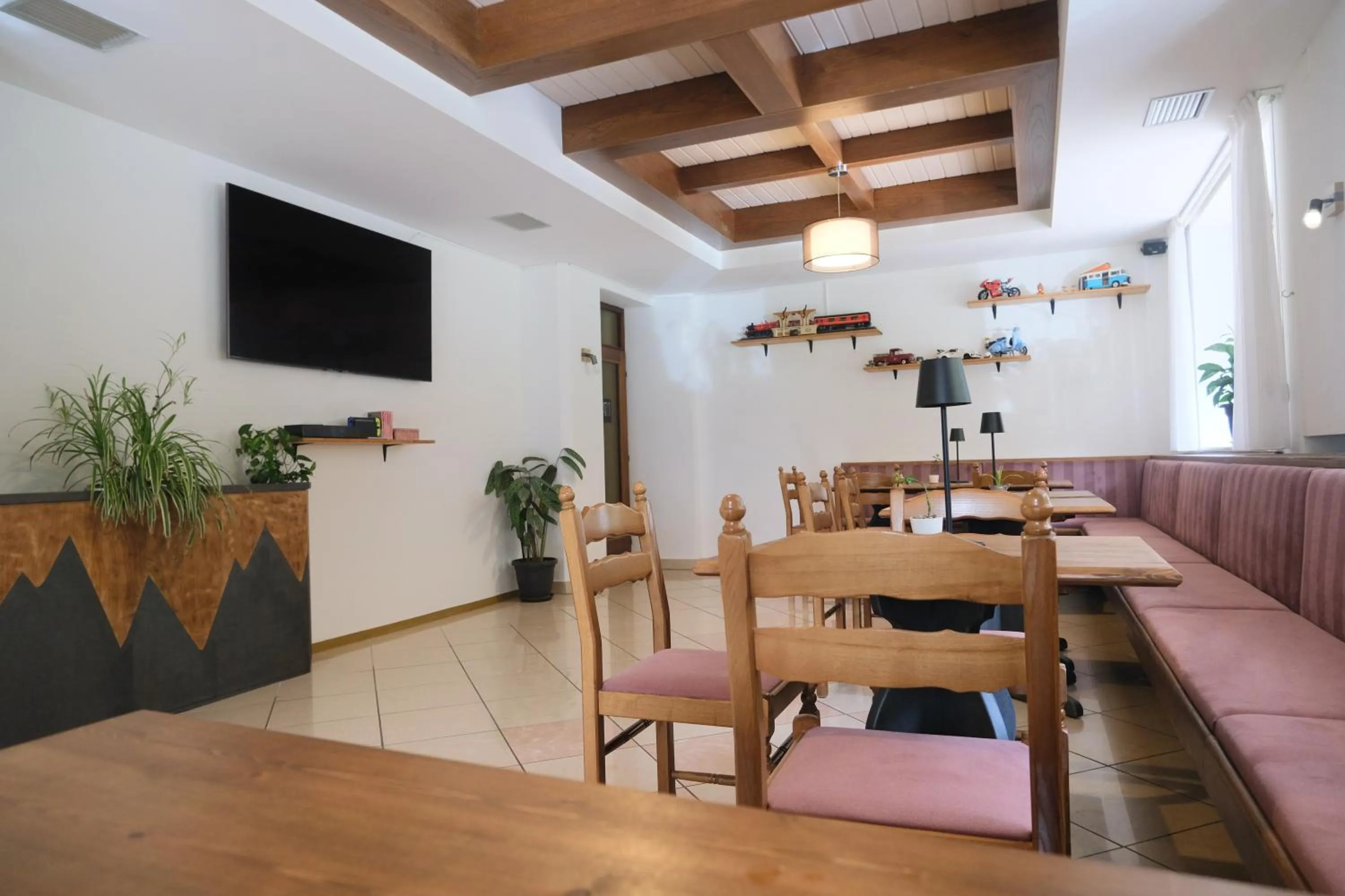 Communal lounge/ TV room in Flos Hotel