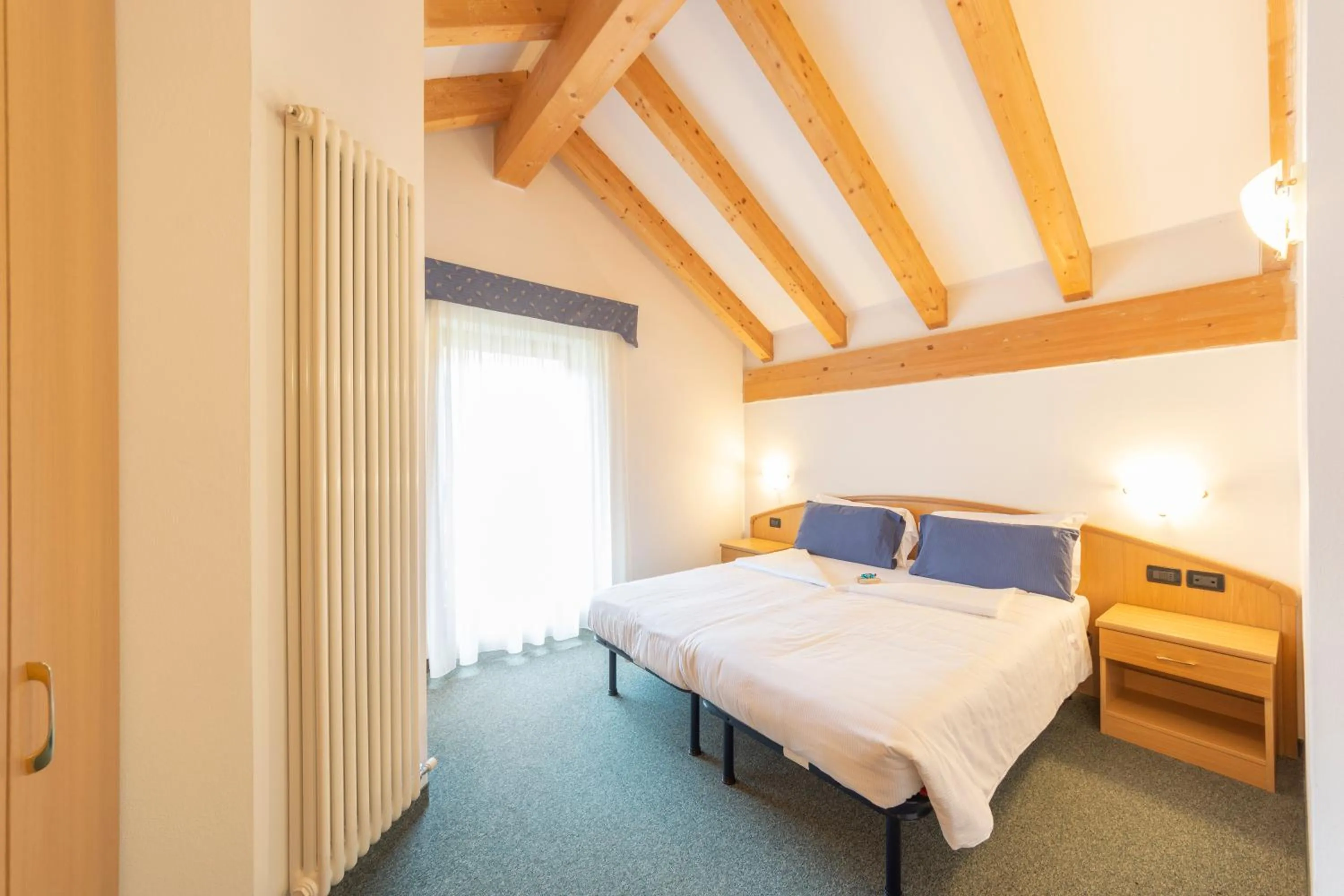 Bedroom, Bed in Flos Hotel