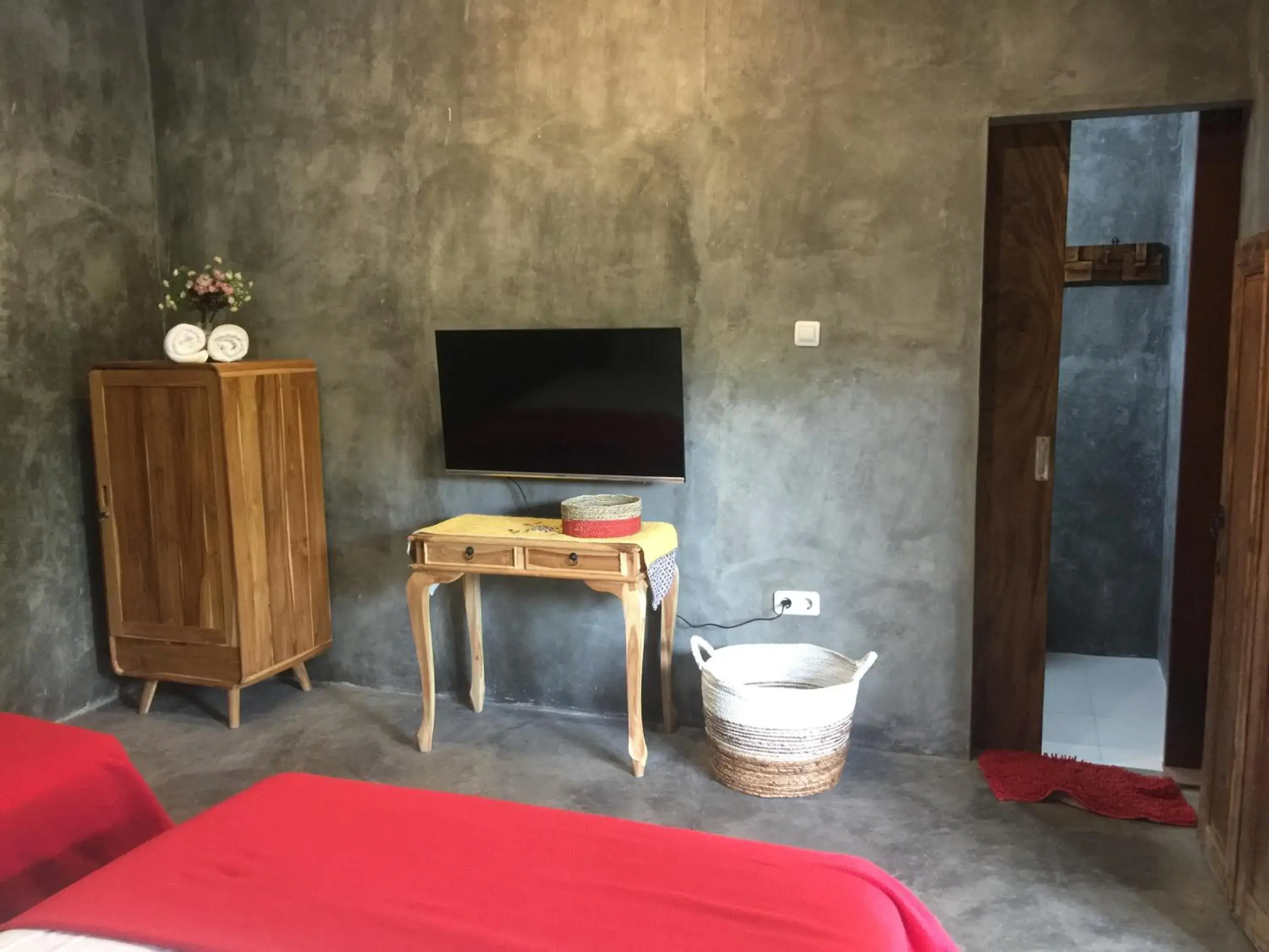 Twin Room with Pool View in Watukarung Ristu Homestay Twin Room with Pool View in Watukarung Ristu Homestay