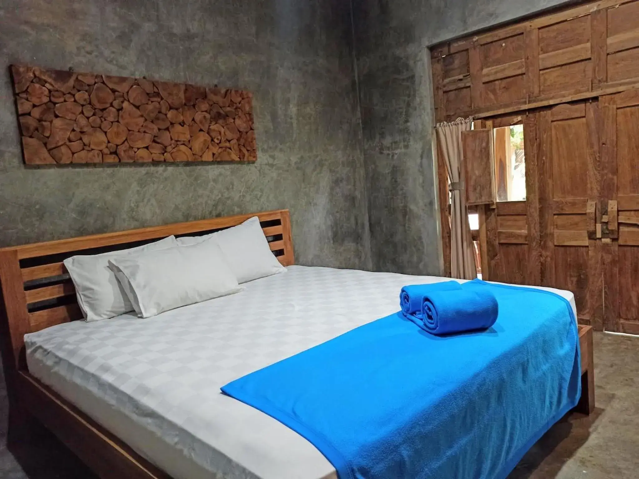 Queen Room with Pool View in Watukarung Ristu Homestay Queen Room with Pool View in Watukarung Ristu Homestay
