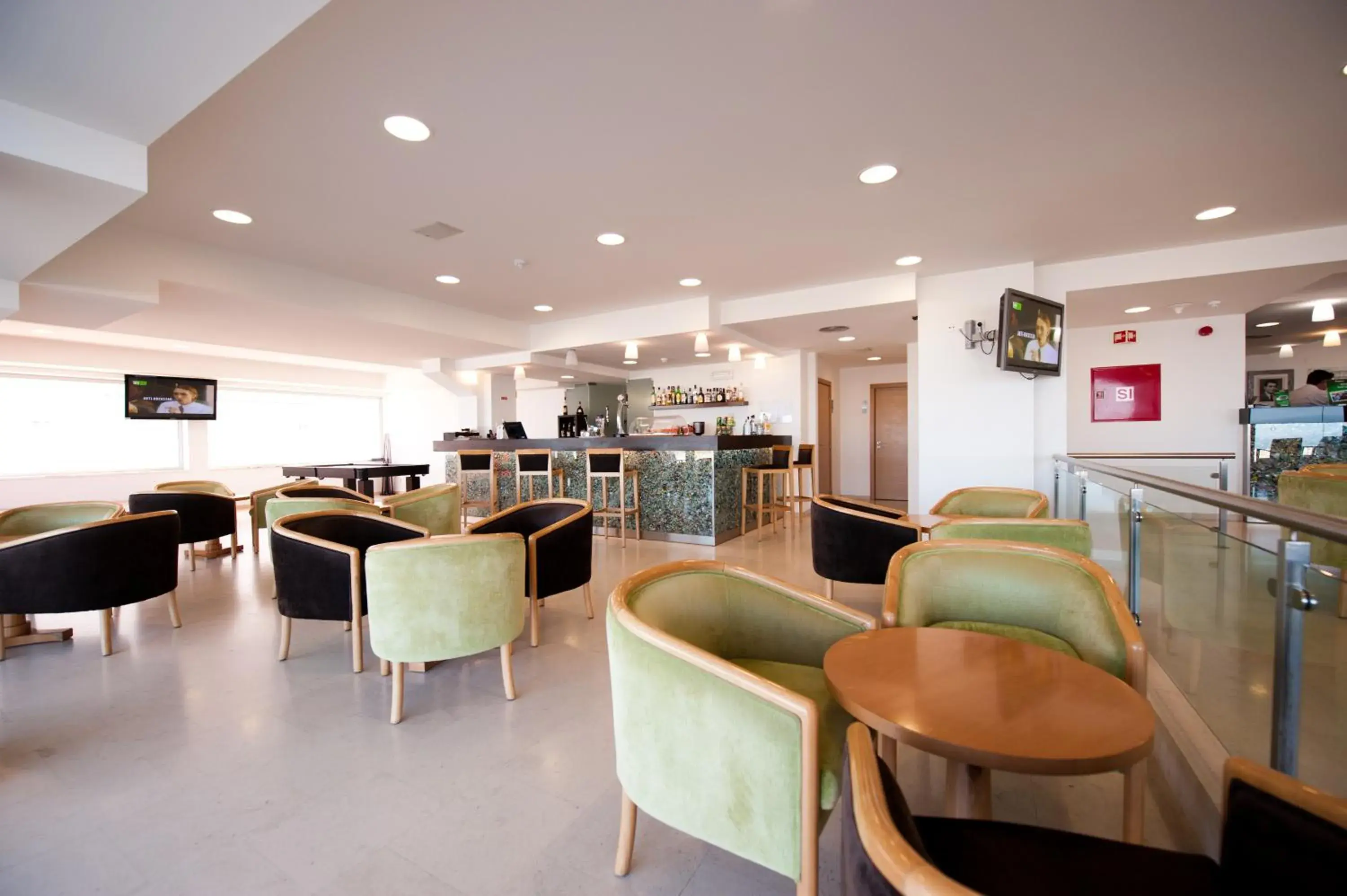 Lounge or bar in Hotel Mar e Sol & Spa Lounge or bar in Hotel Mar e Sol & Spa