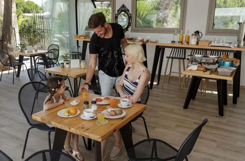 Restaurant/places to eat in Minoa Apartments