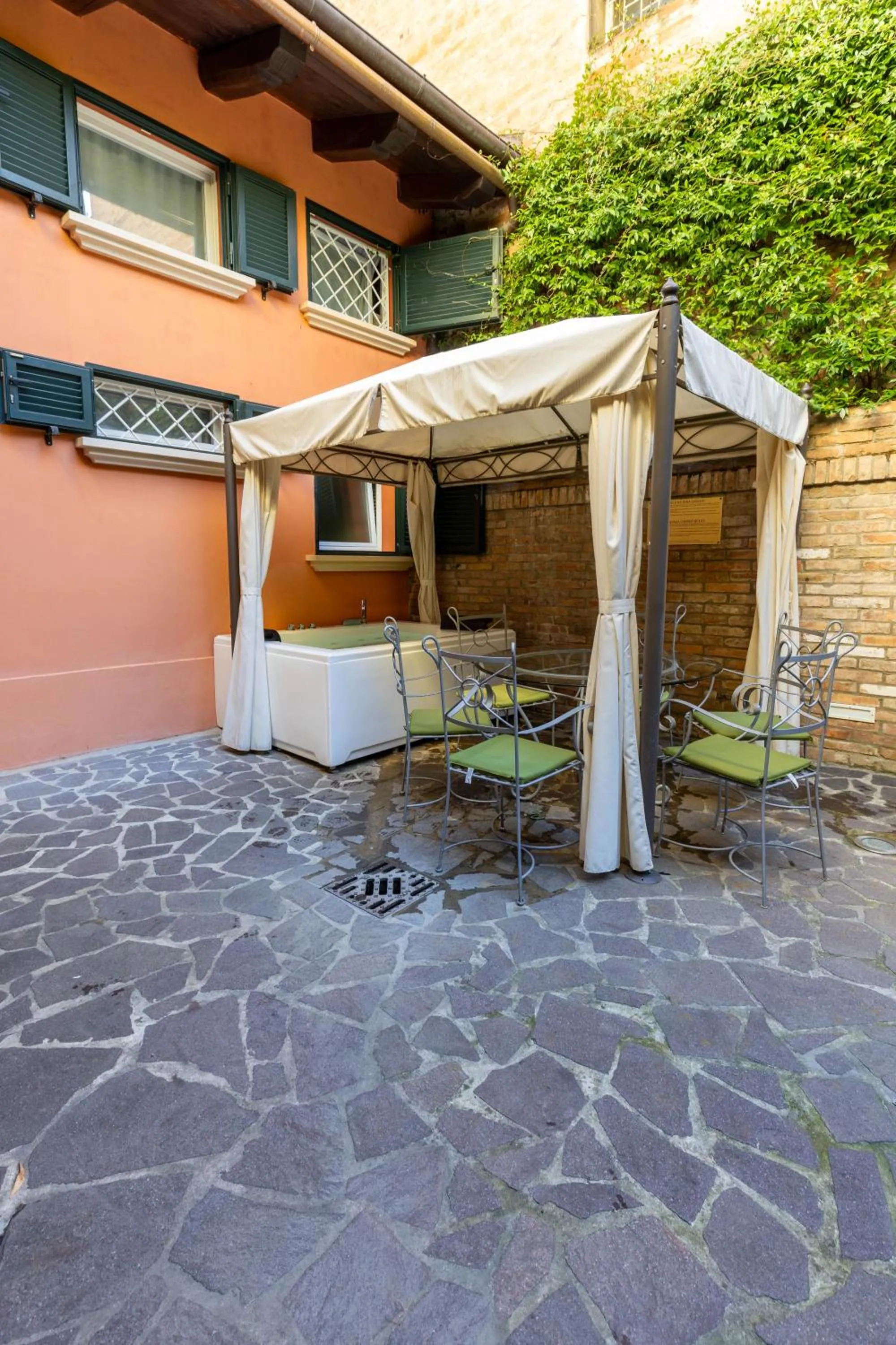 BolognaRoomscom - Isaia Garden Private Garden Spa Bath