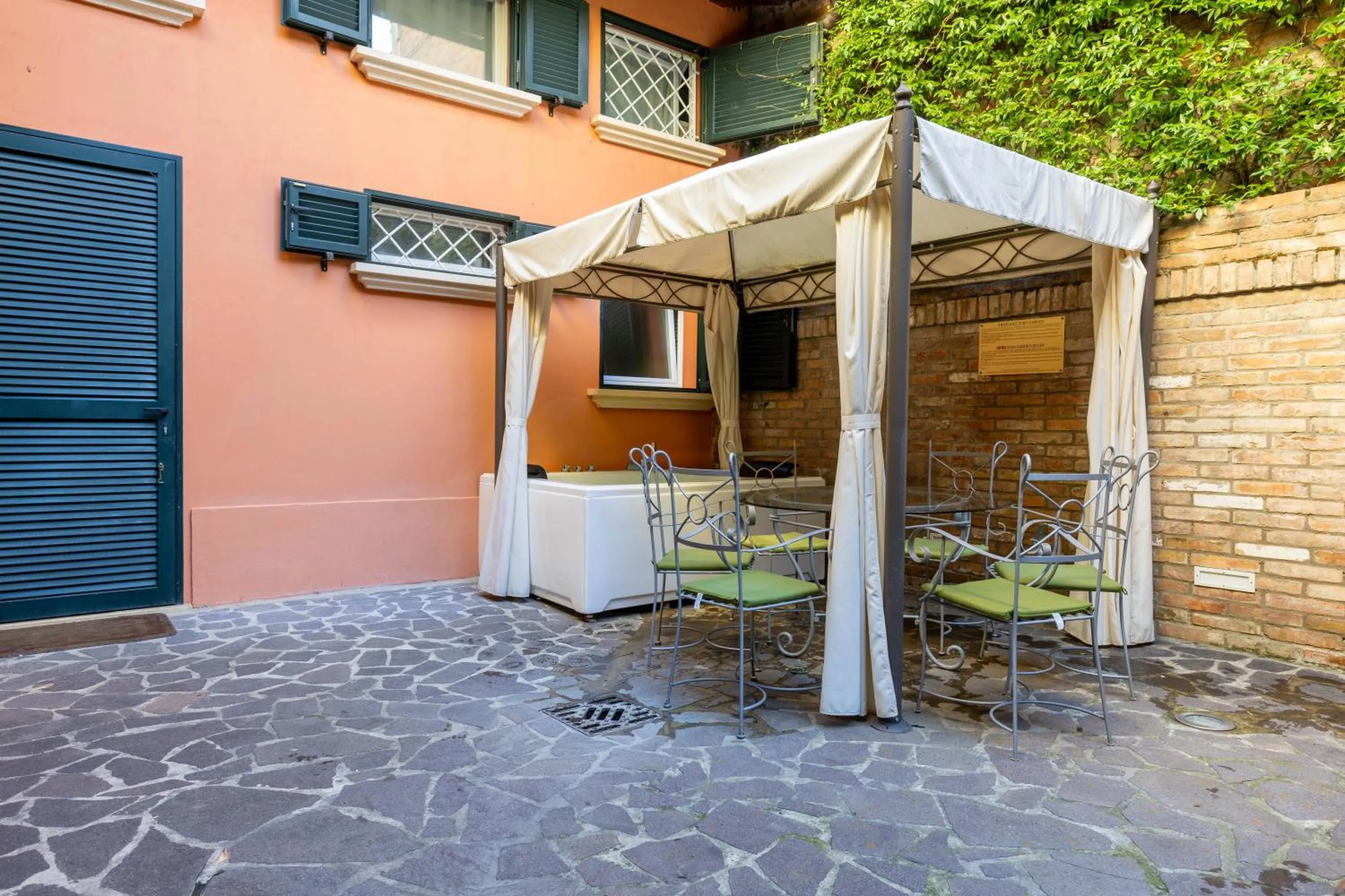 BolognaRoomscom - Isaia Garden Private Garden Spa Bath